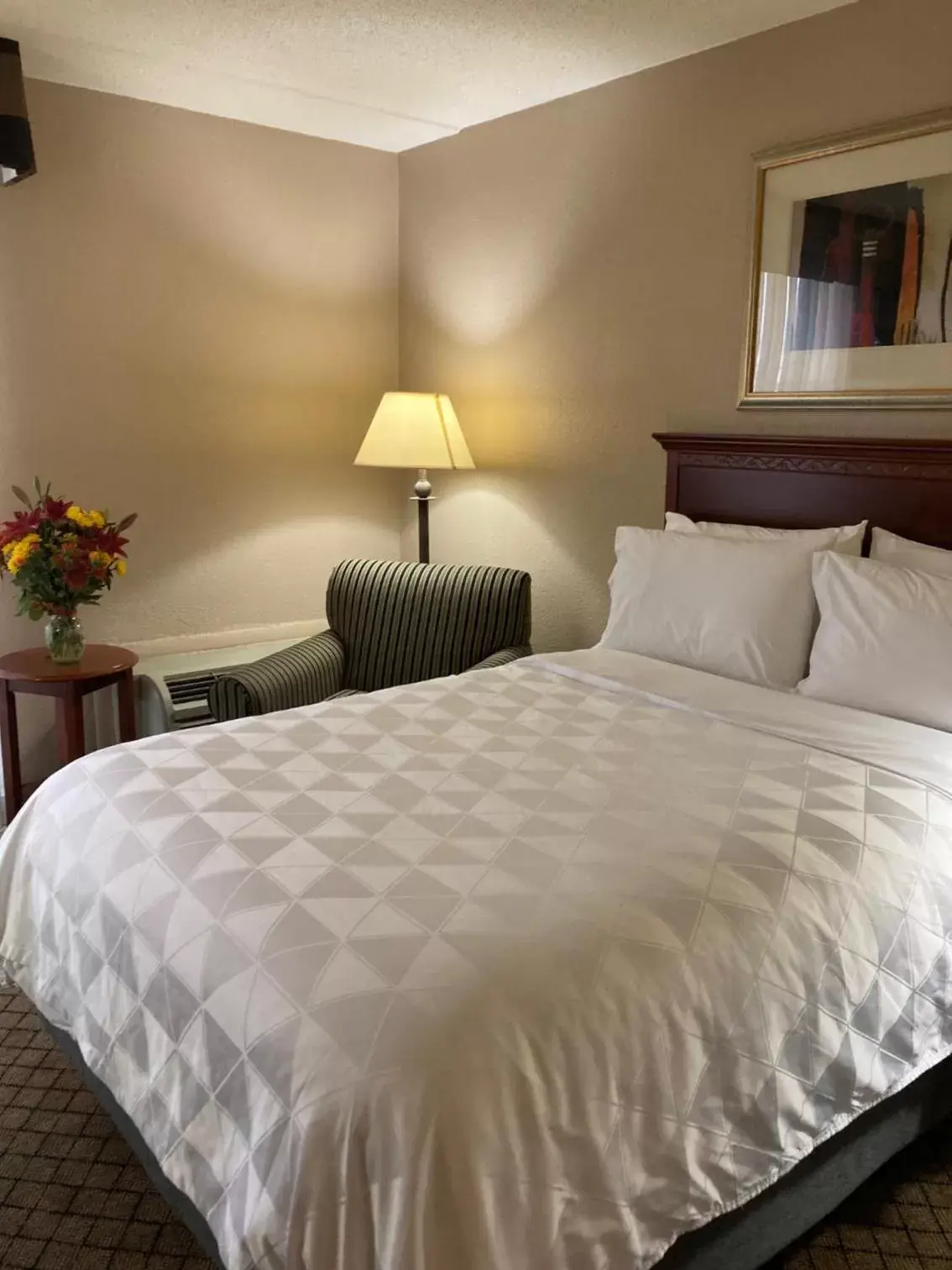 Bedroom, Bed in Holiday Inn Cincinnati-Eastgate, an IHG Hotel