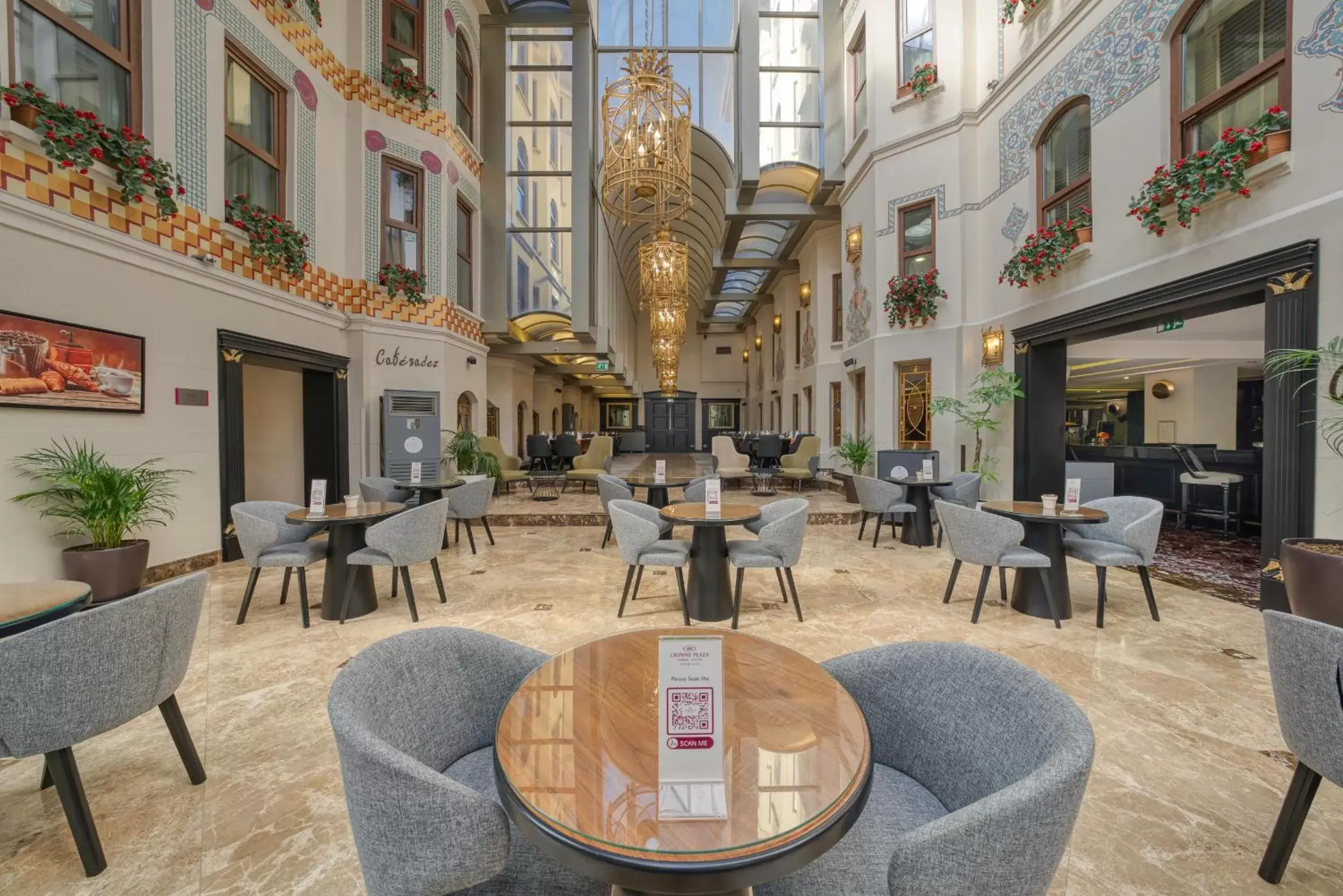 Lobby or reception, Restaurant/Places to Eat in Crowne Plaza Istanbul - Old City, an IHG Hotel
