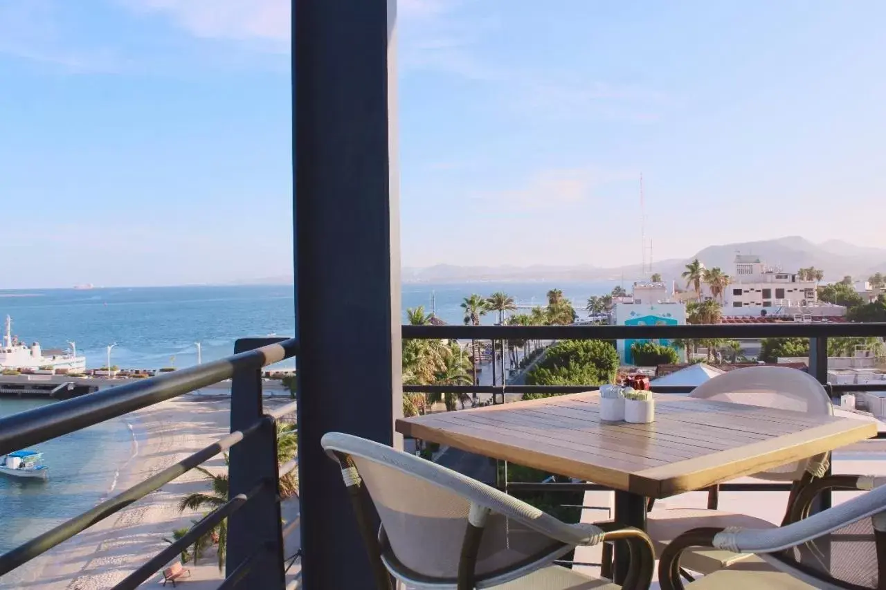 Restaurant/places to eat, Balcony/Terrace in Seven Crown La Paz Malecon