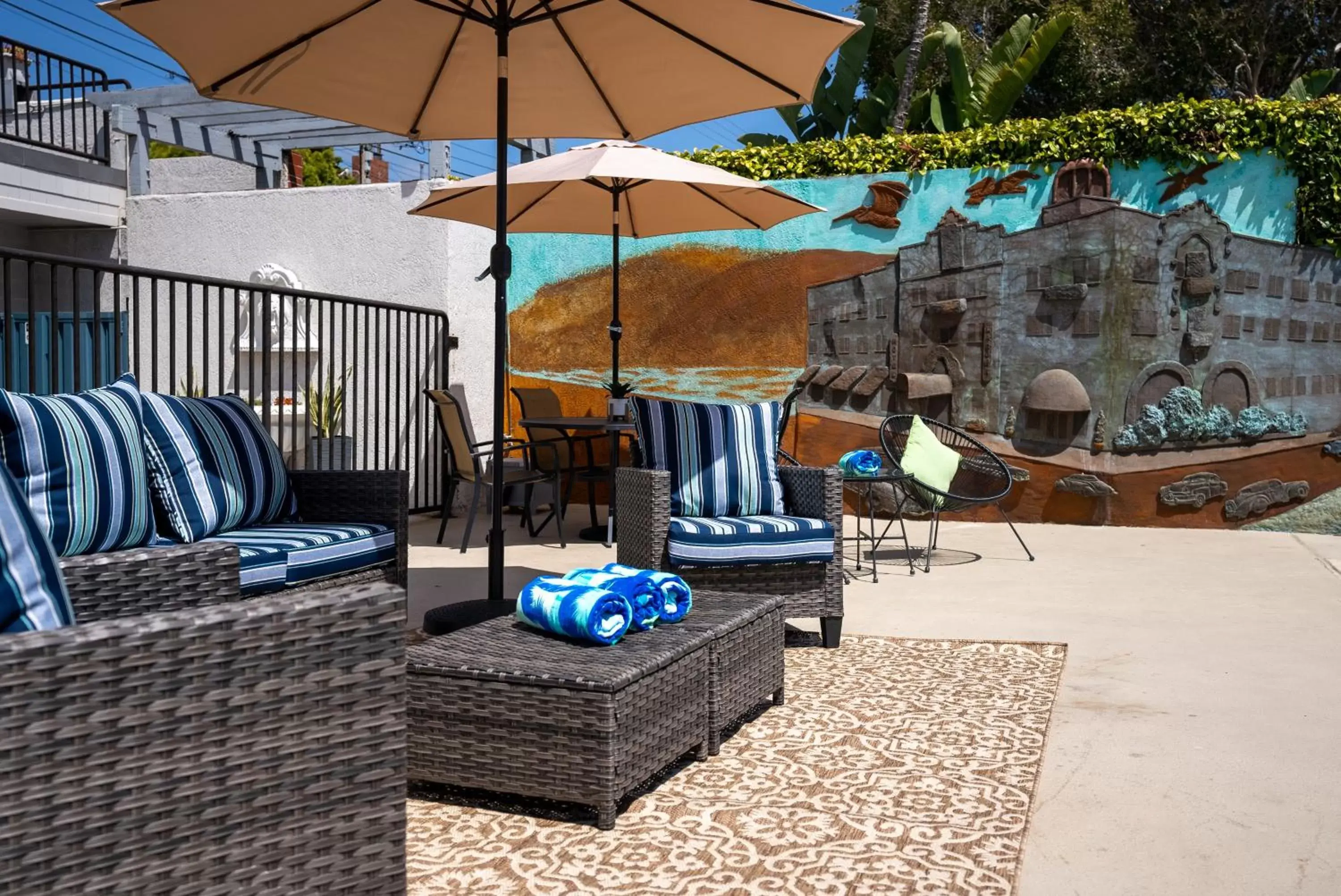 Swimming pool, Seating Area in Art Hotel Laguna Beach