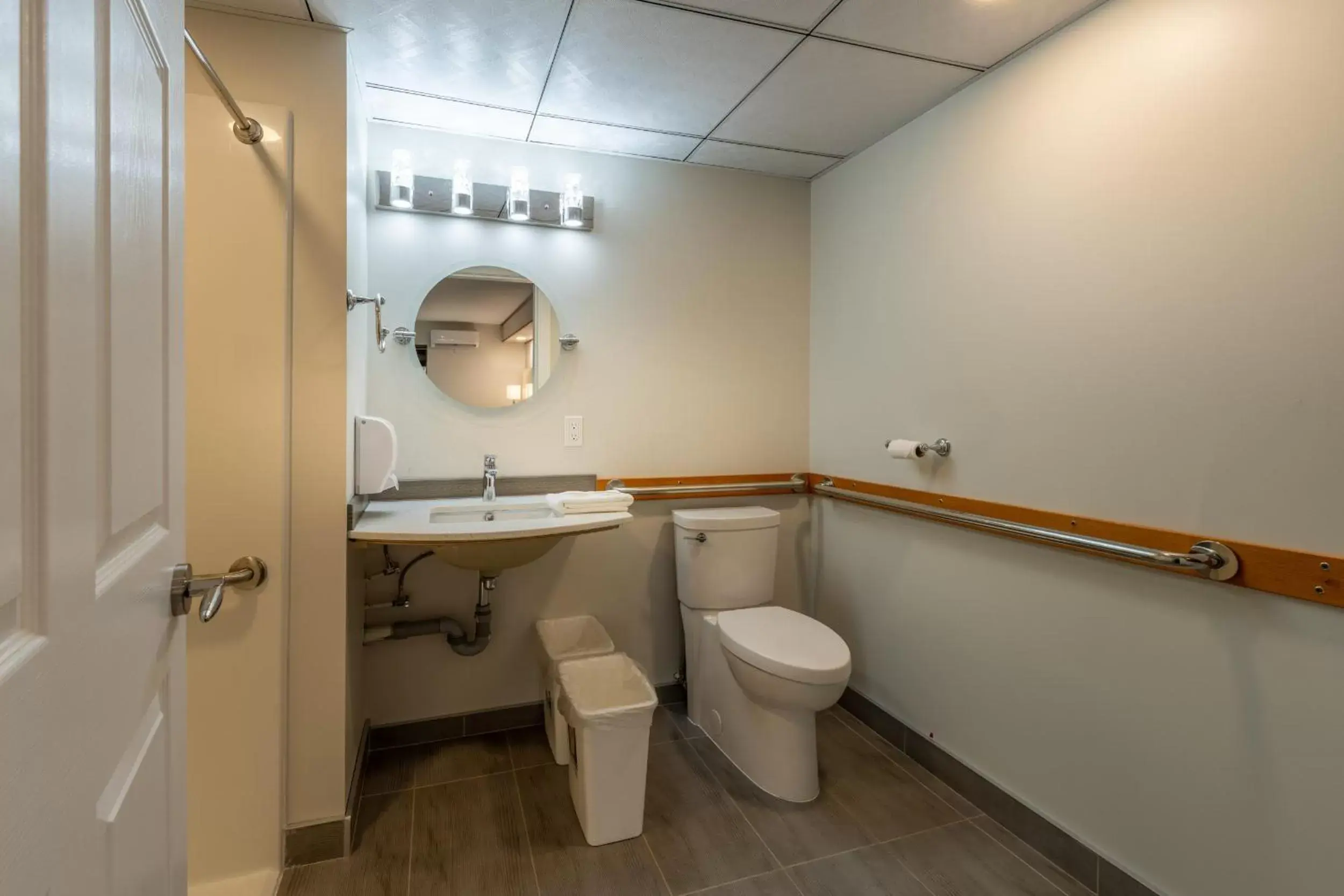 Bathroom in Quality Inn Sunshine Suites