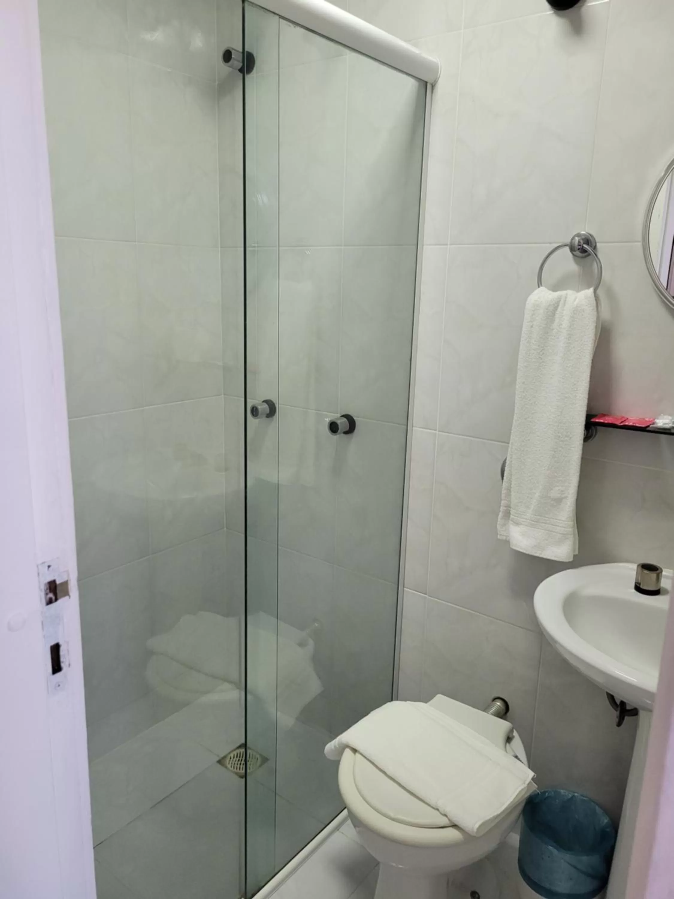 Shower in Hotel Estação Express