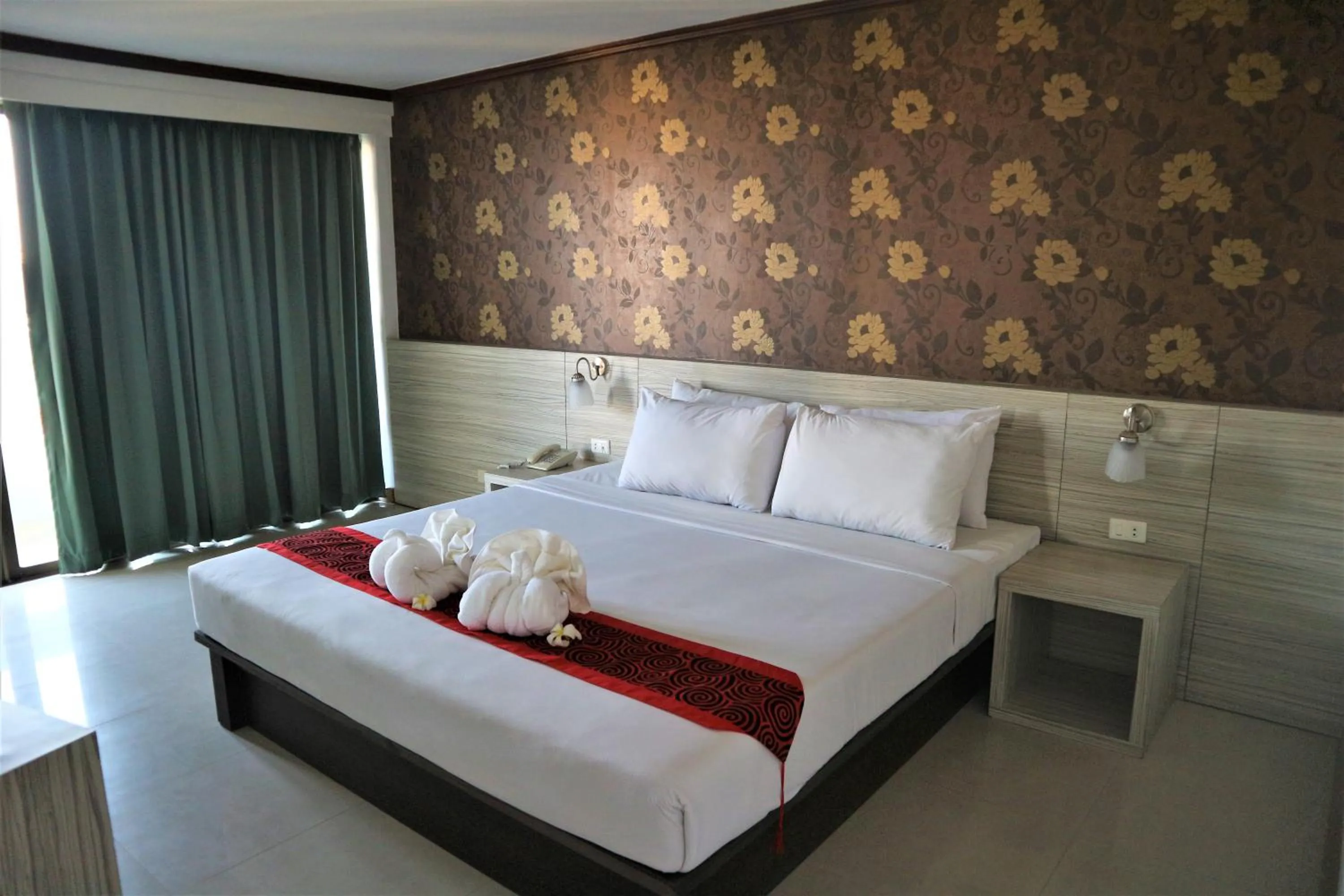Bedroom, Bed in Welcome Plaza Hotel Pattaya