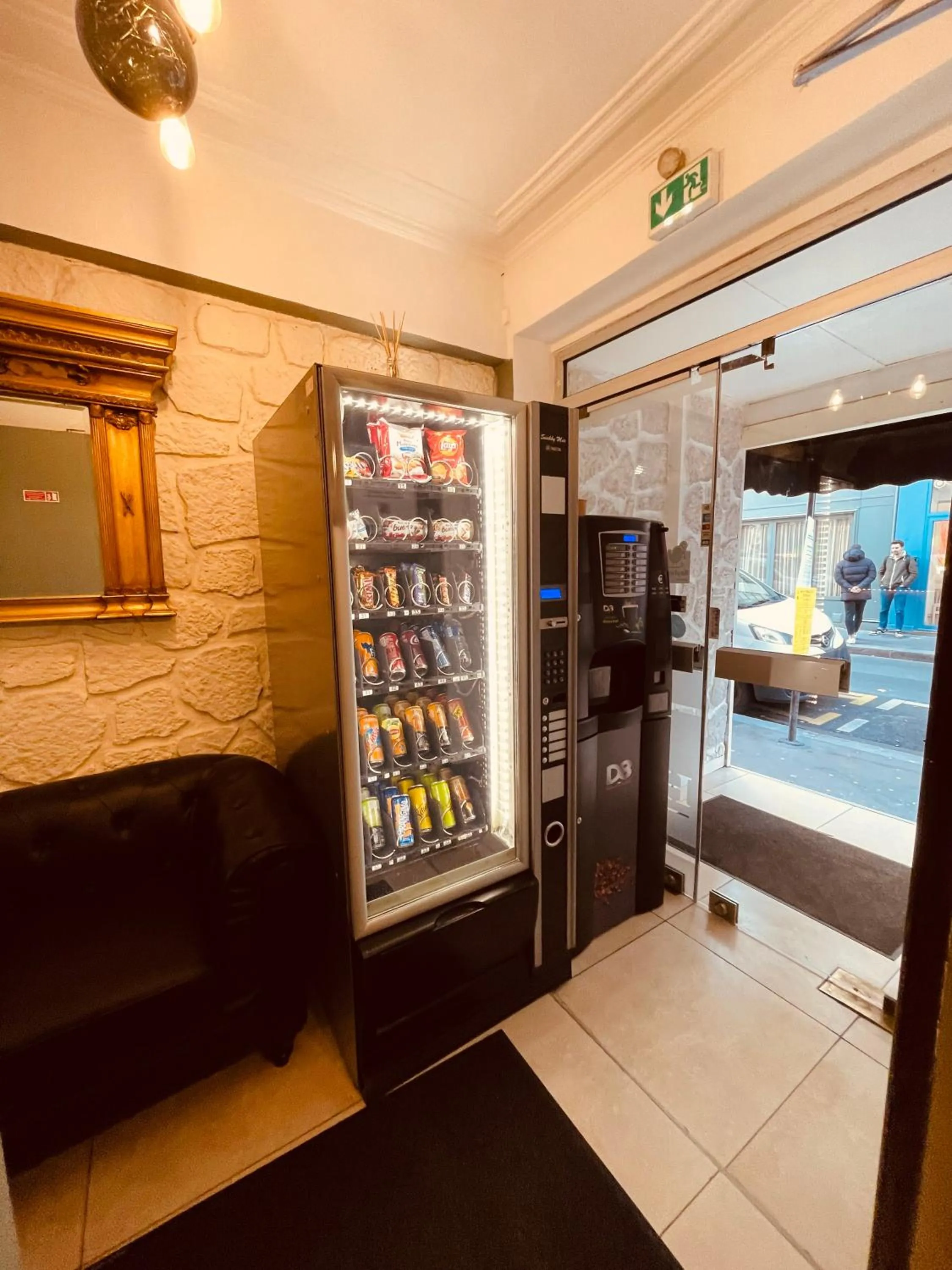 Food and drinks in Jeff Hotel