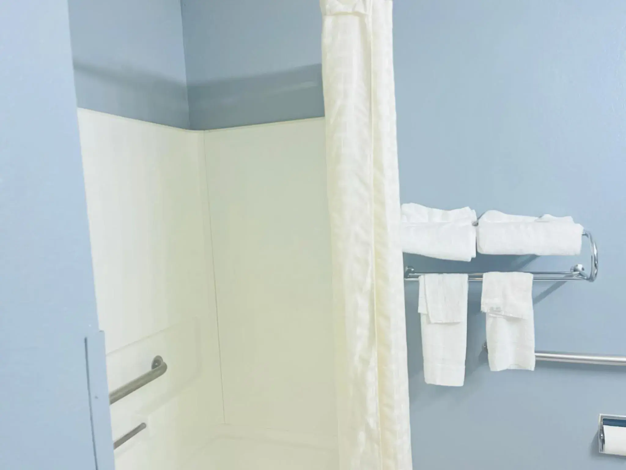 towels, Bathroom in Rodeway Inn