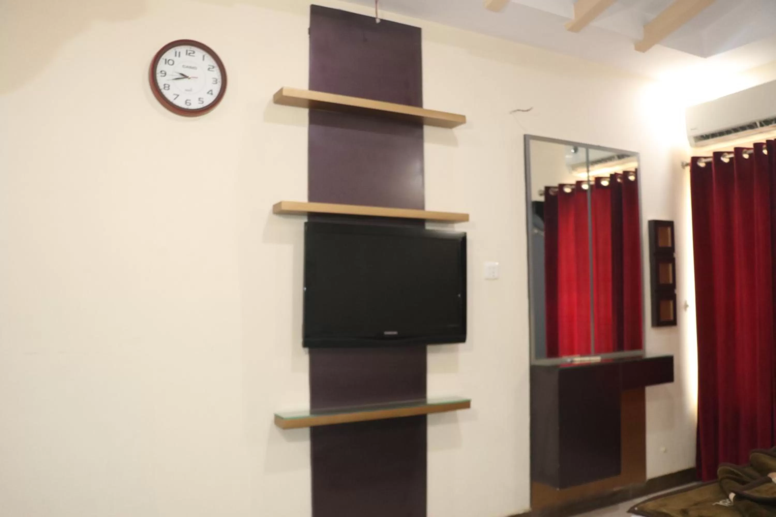 TV and multimedia, TV/Entertainment Center in Hotel Grace inn