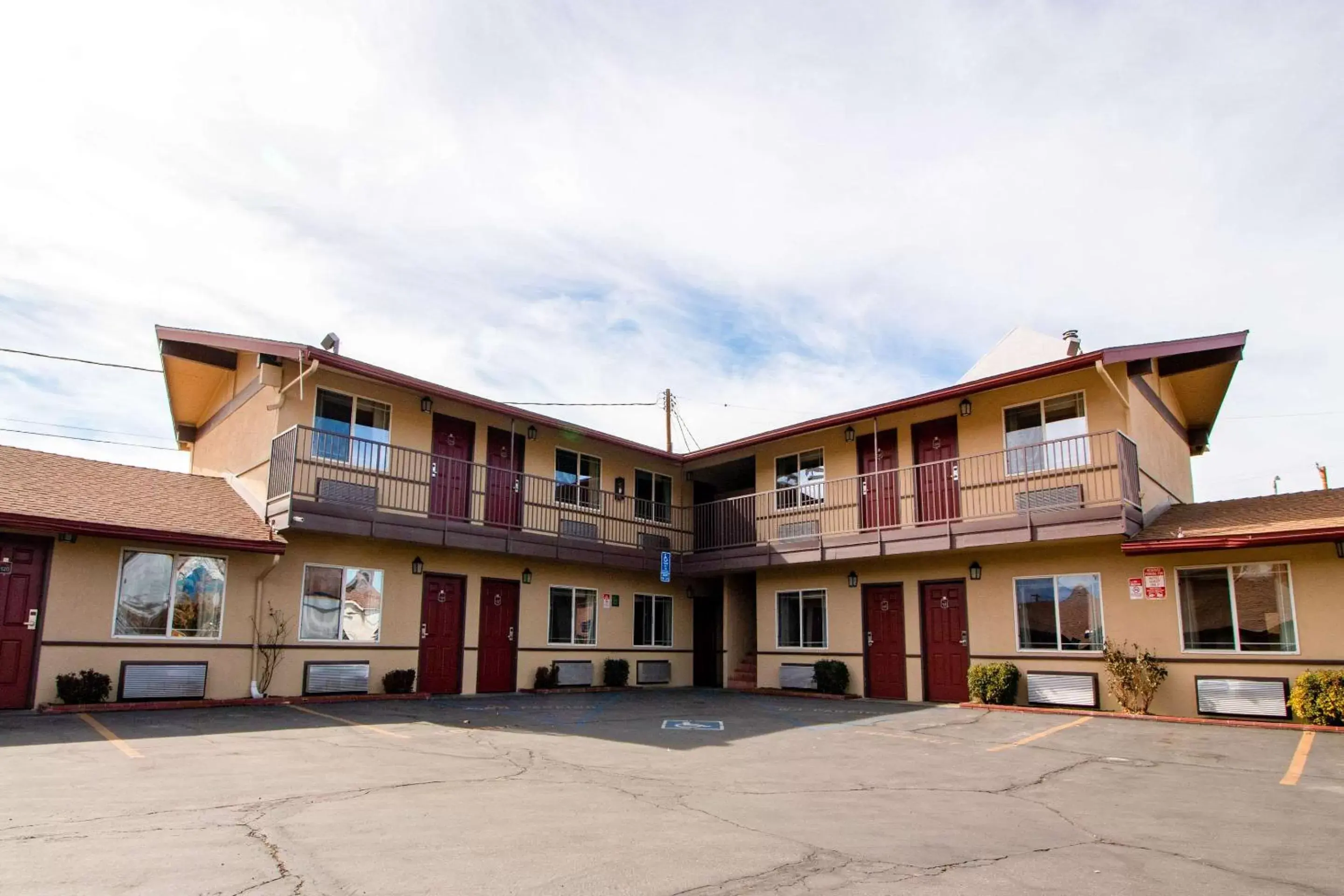 Property Building in Quality Inn Bishop near Mammoth