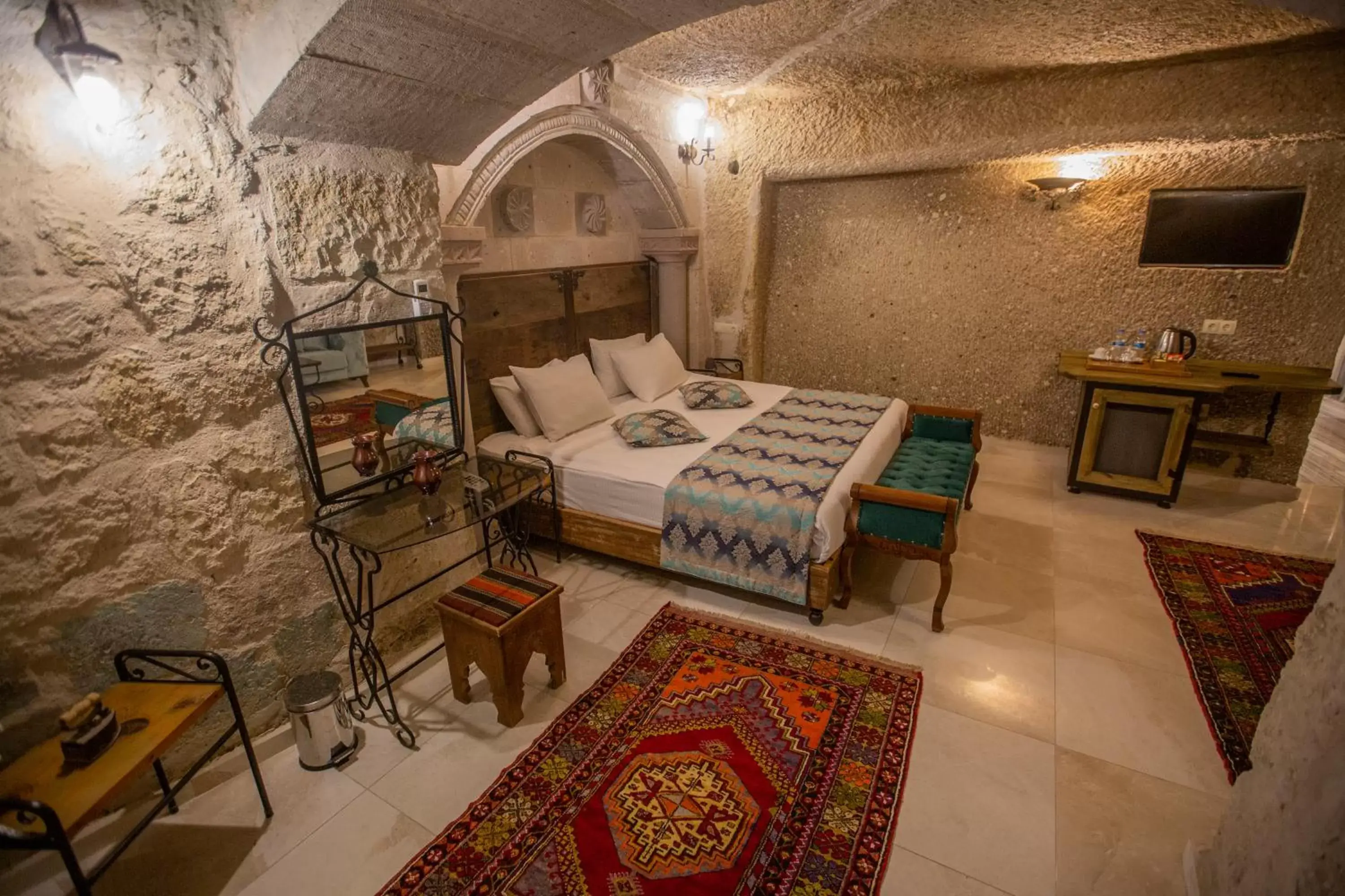 Bed in Divan Cave House