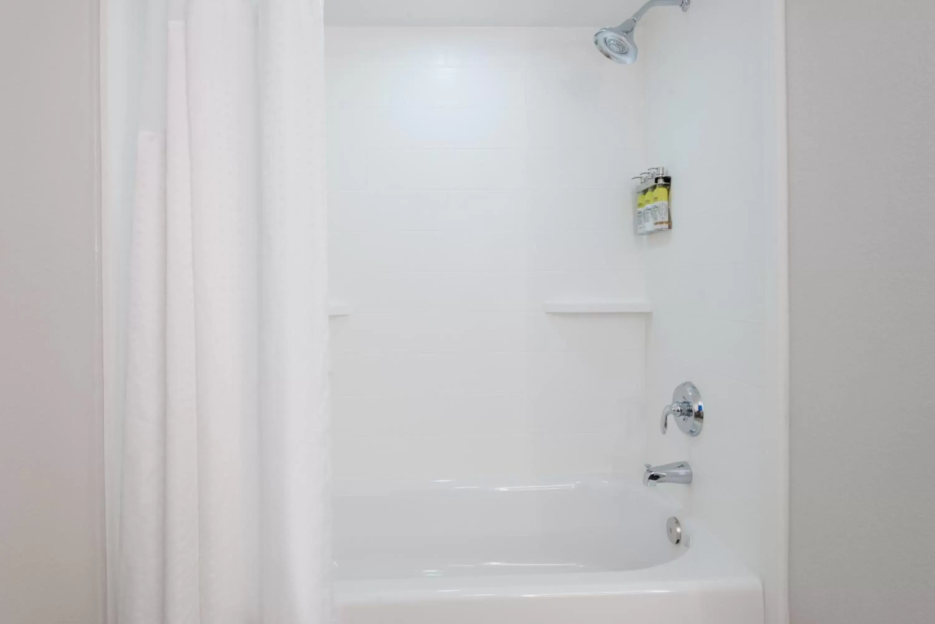 Bed, Bathroom in Holiday Inn Express & Suites - Nearest Universal Orlando, an IHG Hotel