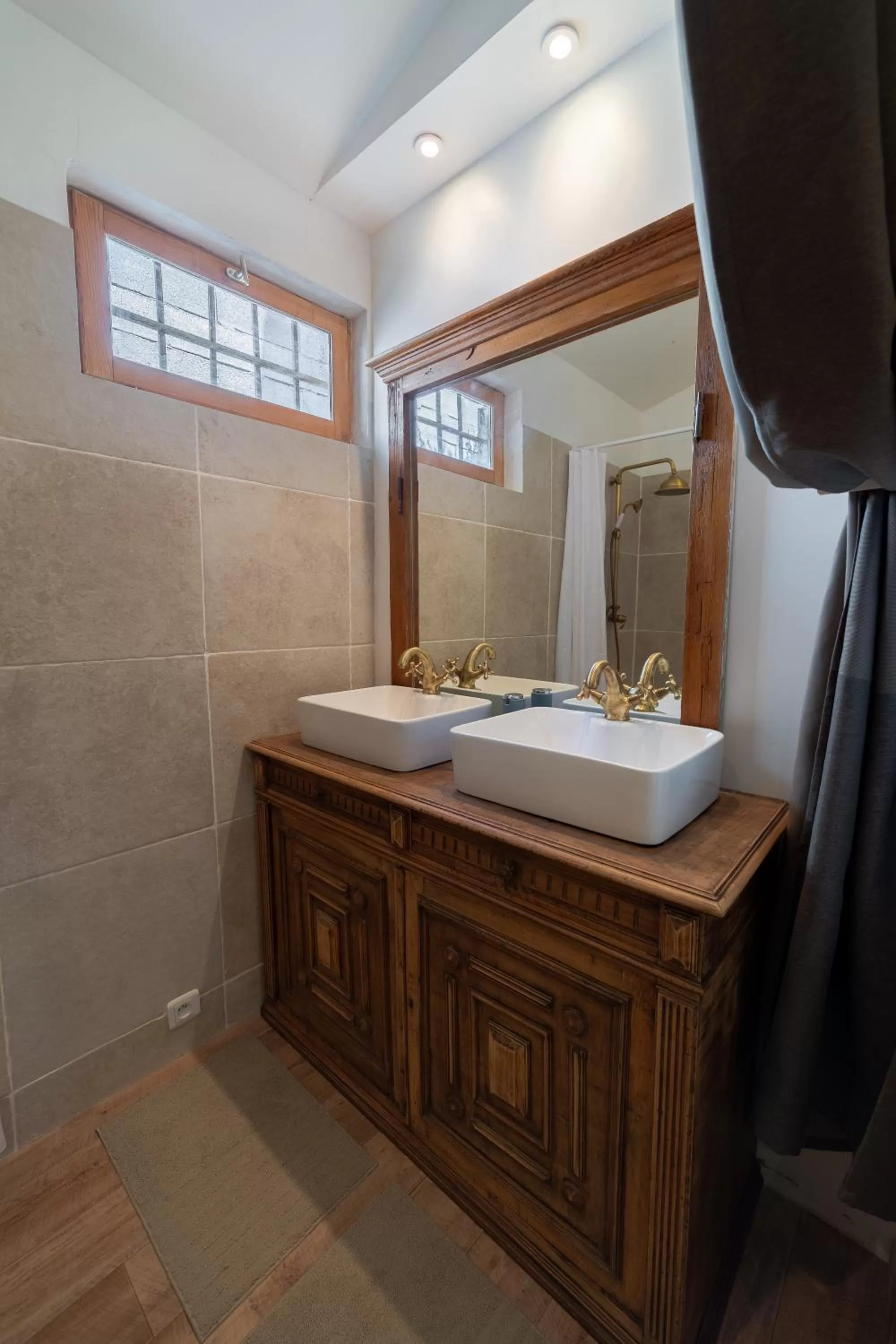 Bathroom in Le Mas des Cerisiers JACUZZI et SAUNA inclus pour tous les logements