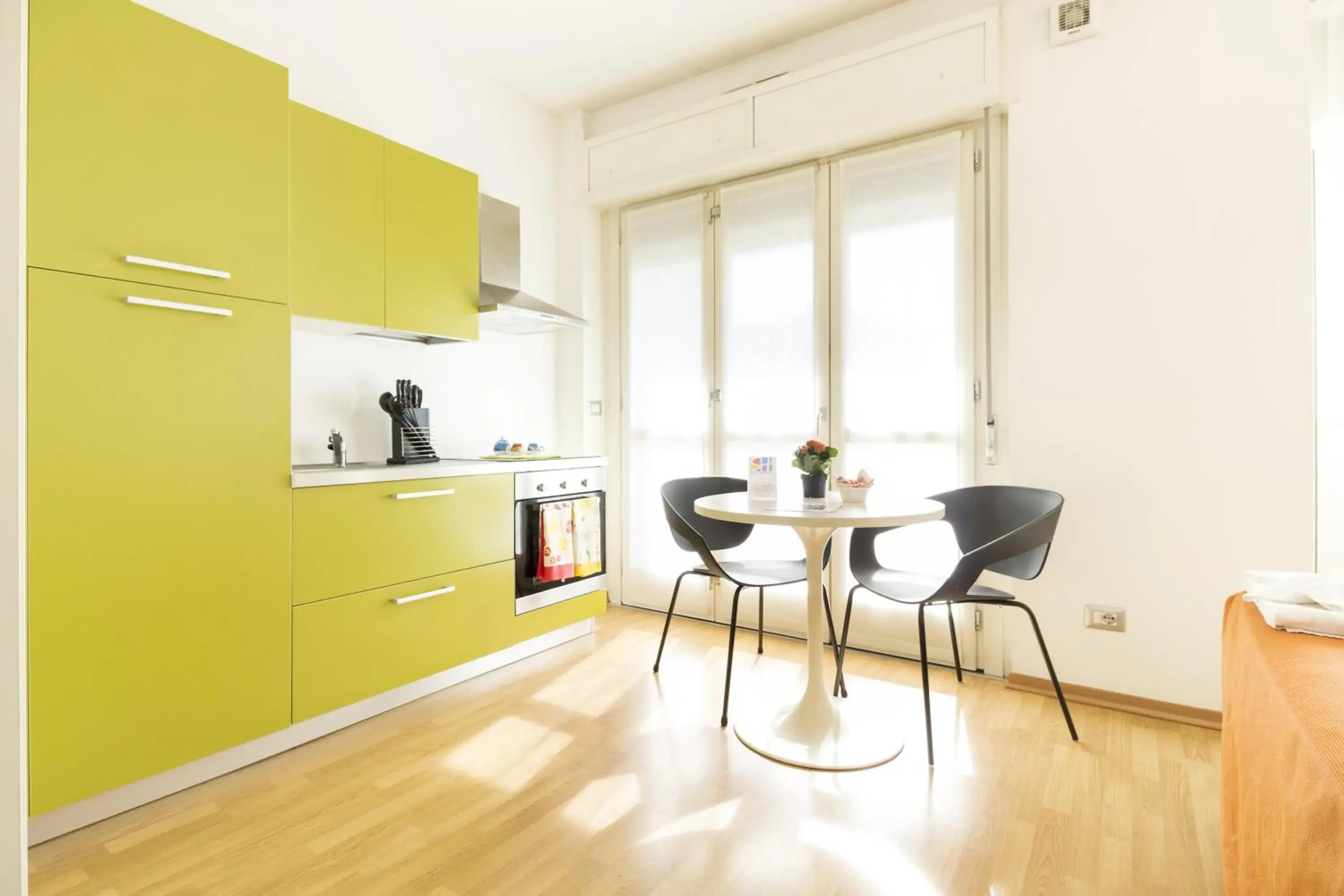 Photo of the whole room, Kitchen/Kitchenette in Hotel Sharing