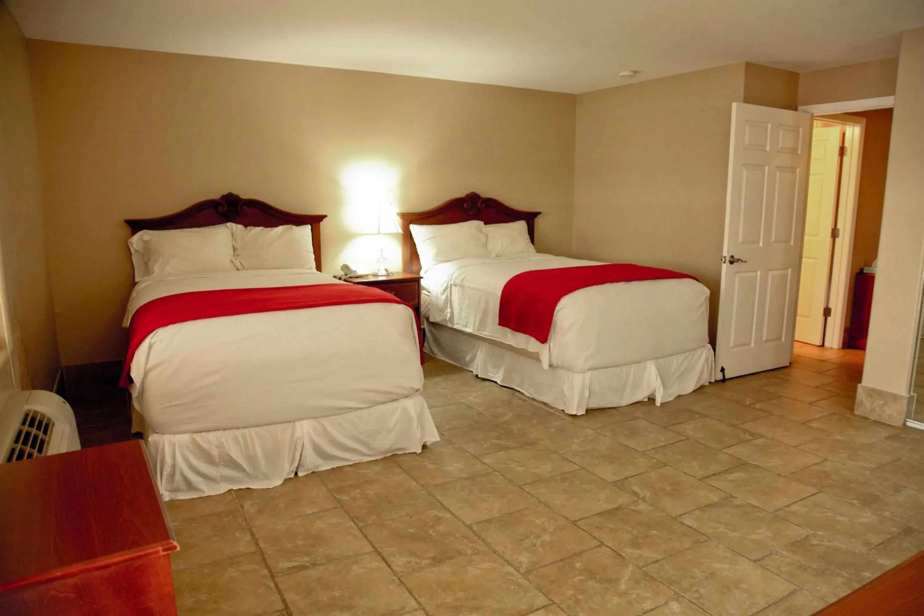 Photo of the whole room, Bed in Lake Grassy Inn & Suites