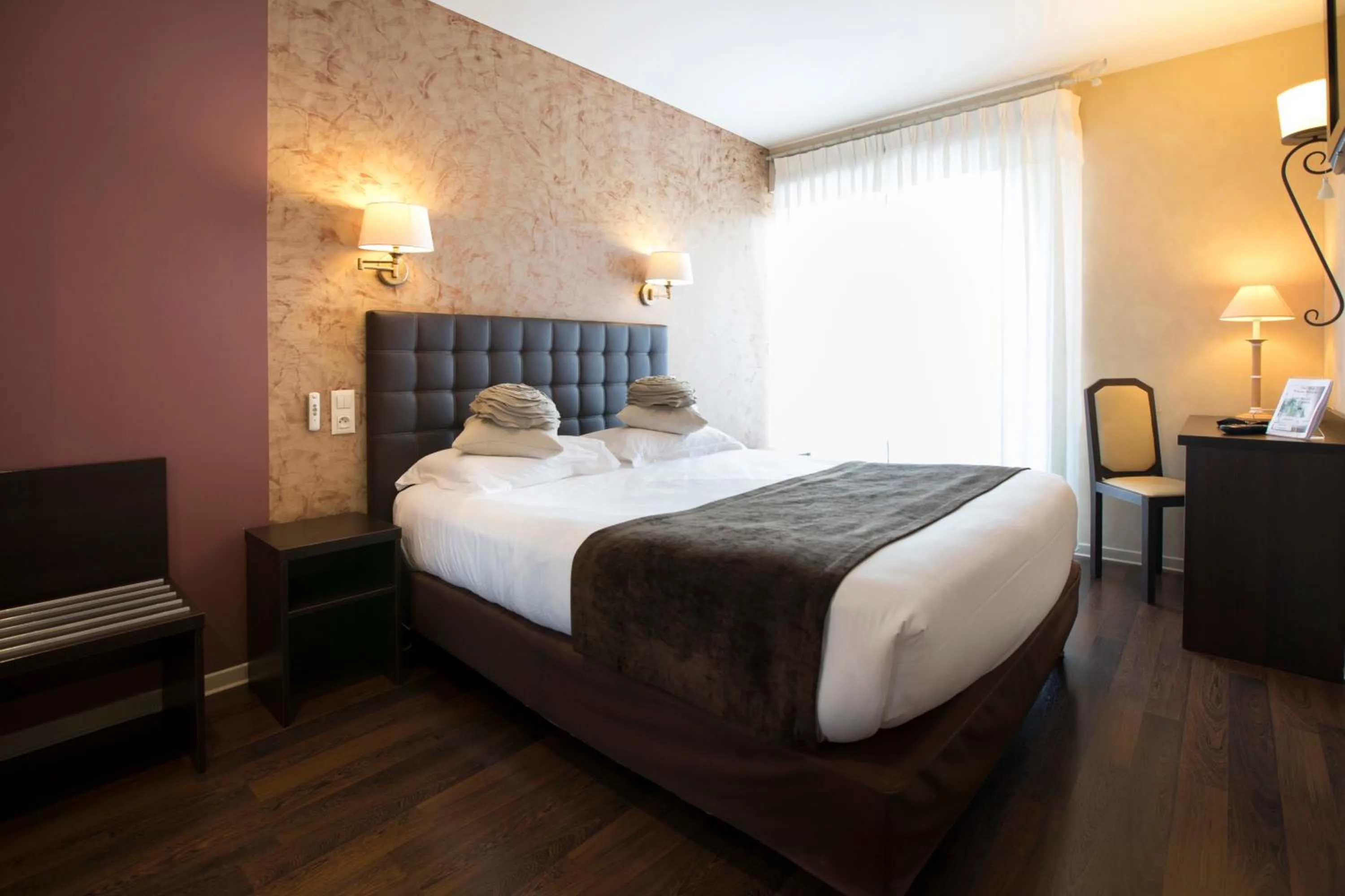Bedroom, Bed in Logis Hotel - Restaurant - Spa - Le Relais de Farrou