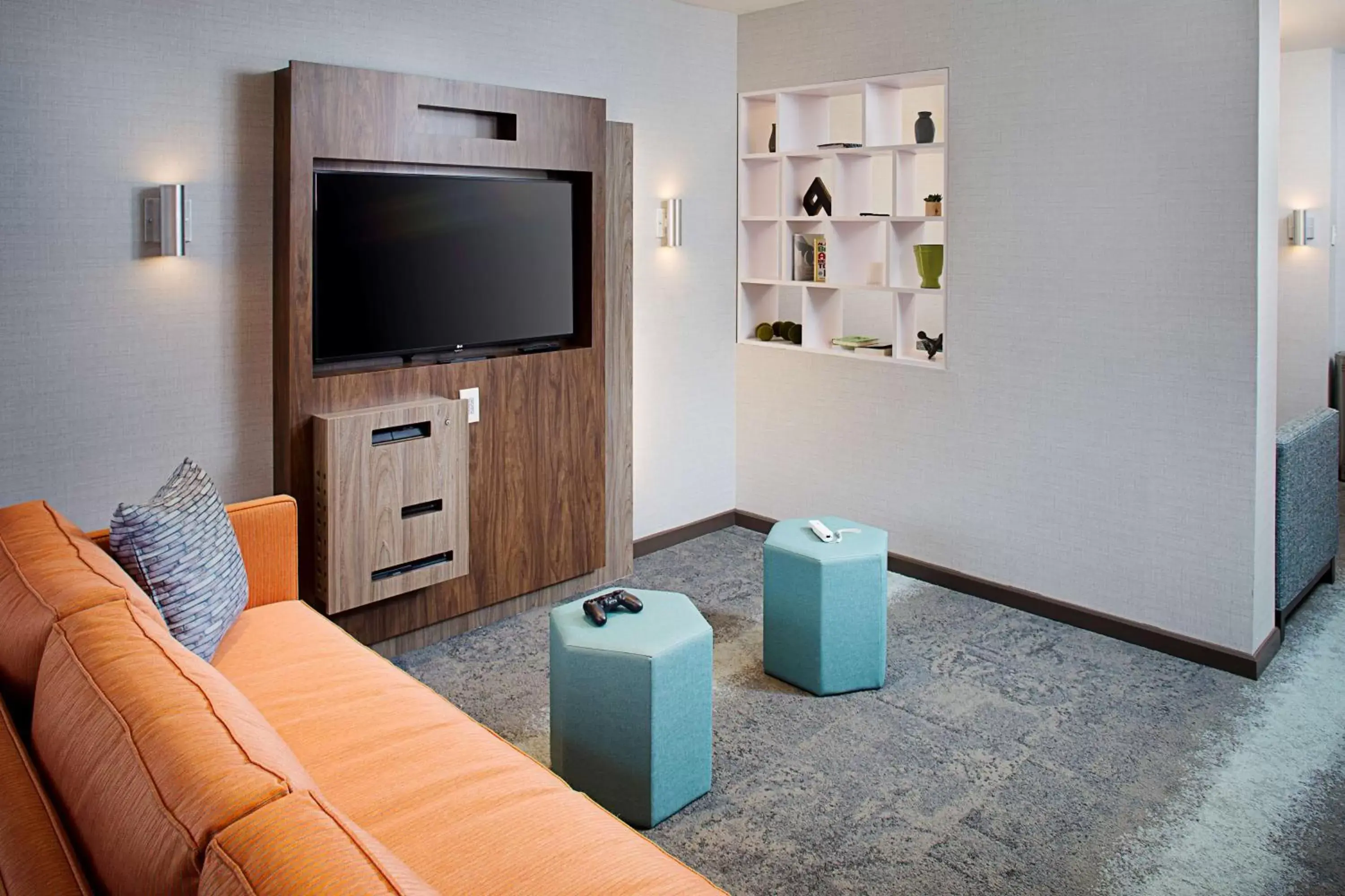 Living room, TV/Entertainment Center in Hilton Garden Inn Providence