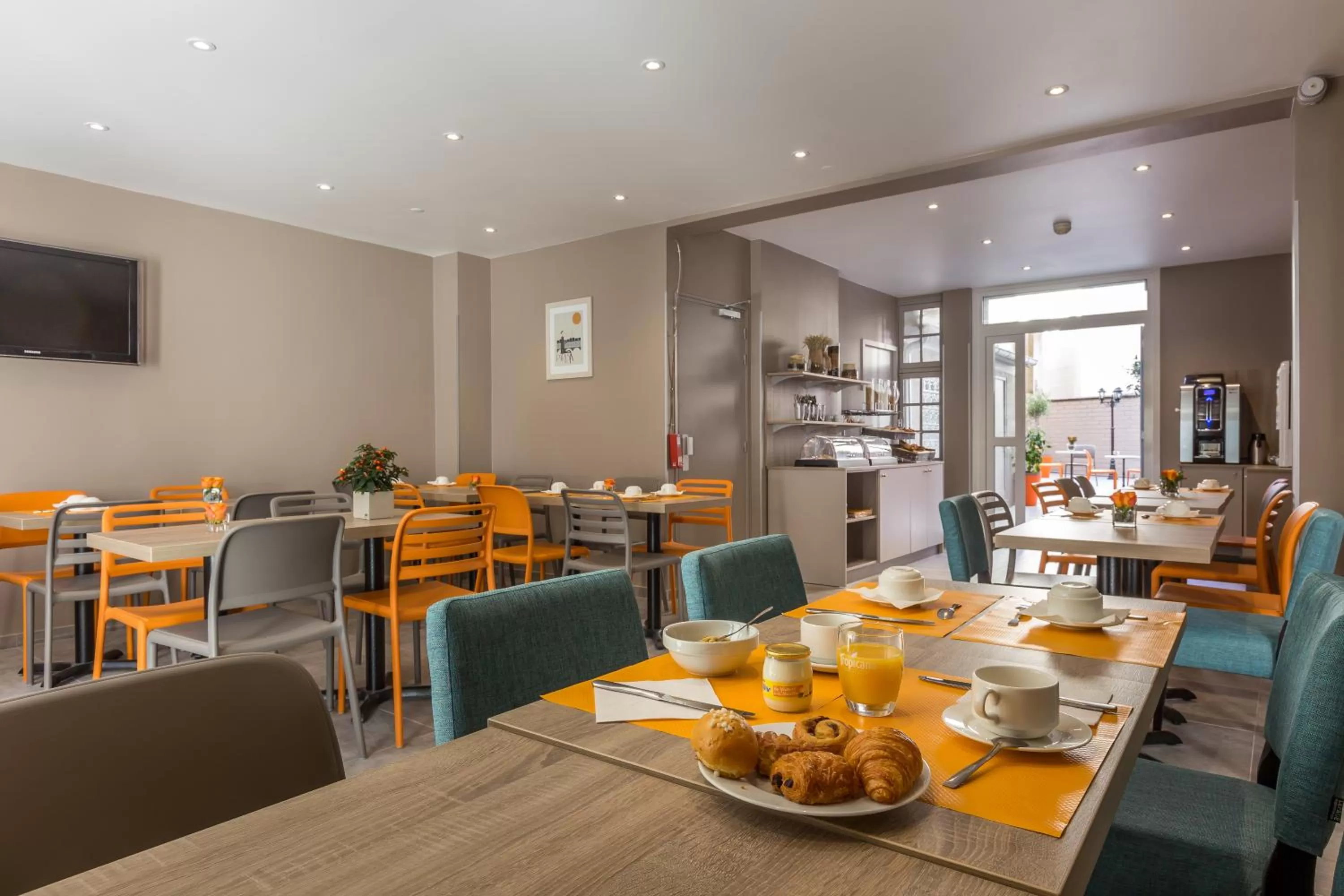 Restaurant/places to eat in Paris d'Issy Hôtel Porte de Versailles