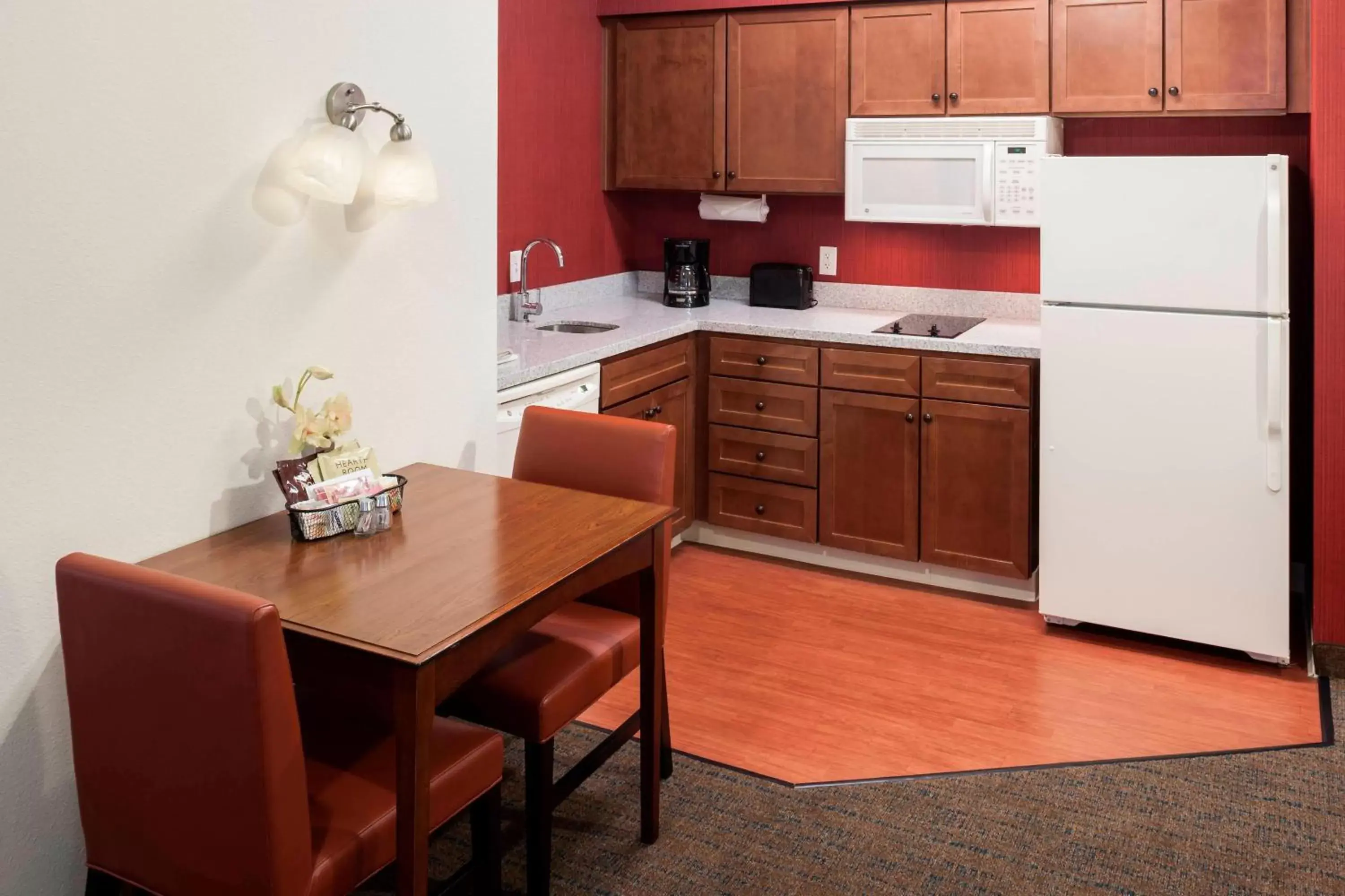 Kitchen or kitchenette, Kitchen/Kitchenette in Residence Inn Houston West Energy Corridor