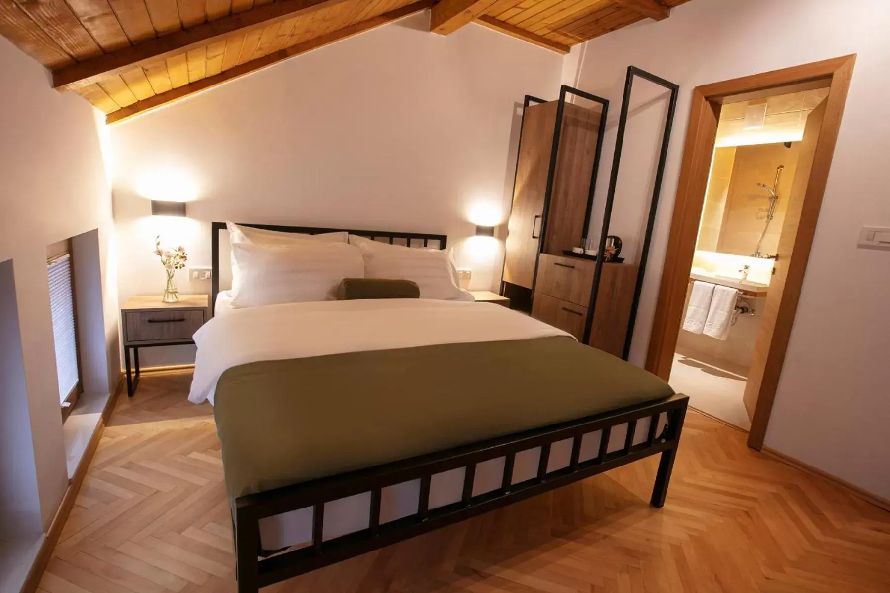 Standard Queen Room - single occupancy in Grand Boutique Hotel Standard Queen Room - single occupancy in Grand Boutique Hotel