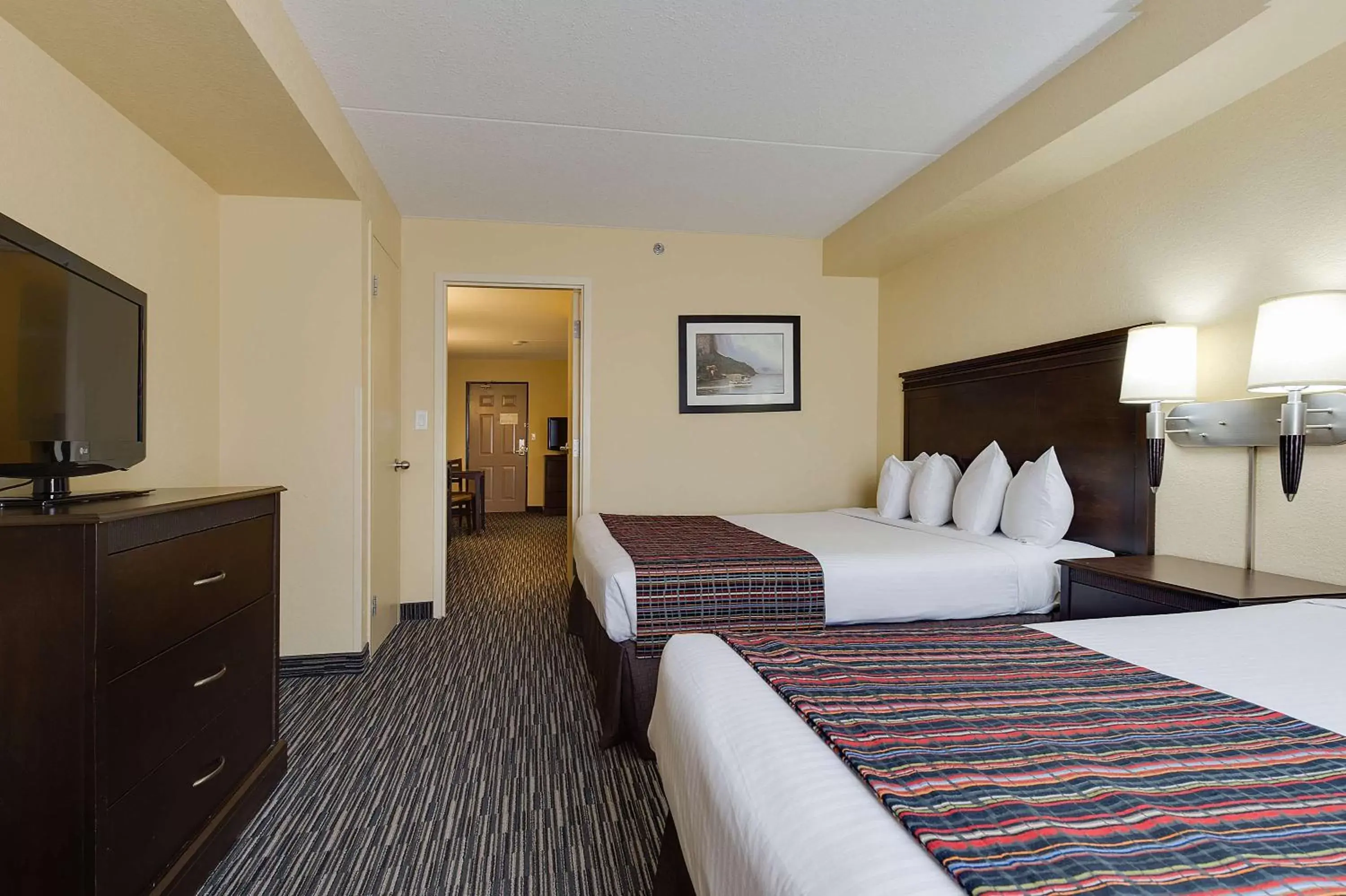 Photo of the whole room, Bed in Country Inn & Suites by Radisson, Niagara Falls, ON