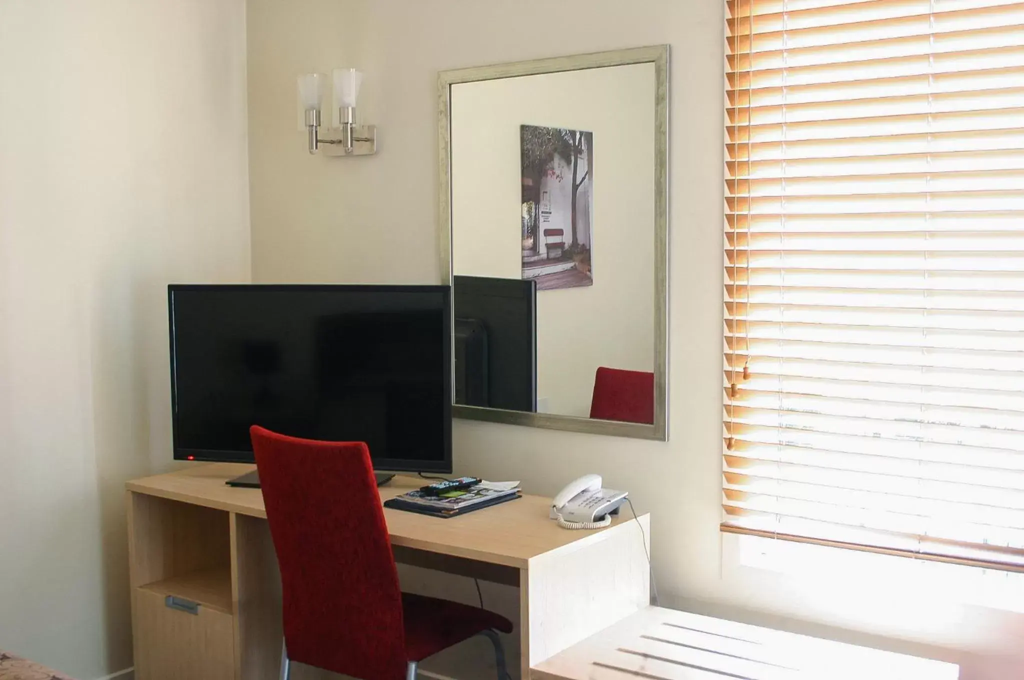 Business facilities, TV/Entertainment Center in Parnell Pines Hotel