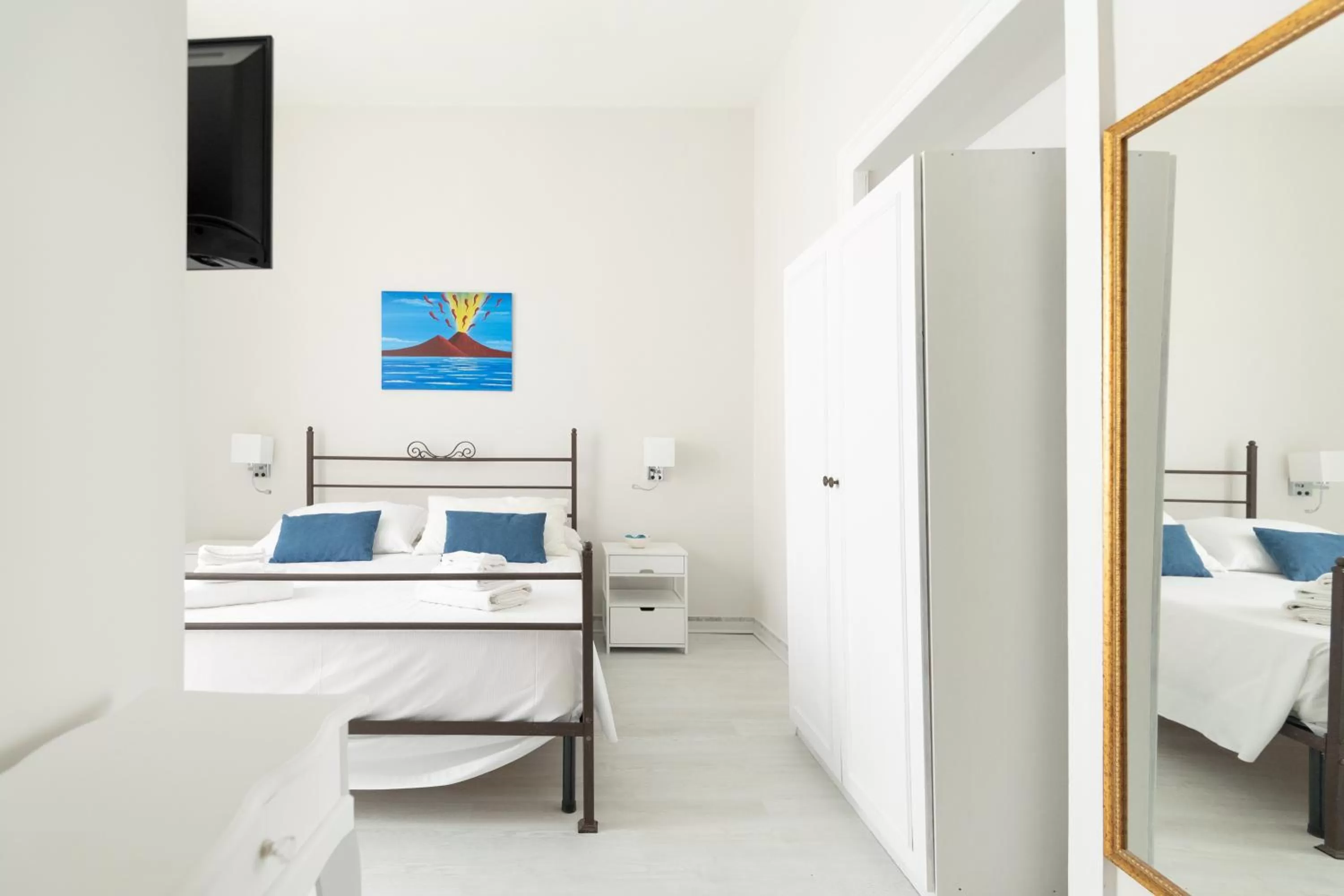 Photo of the whole room, Bed in EFFE SUITES