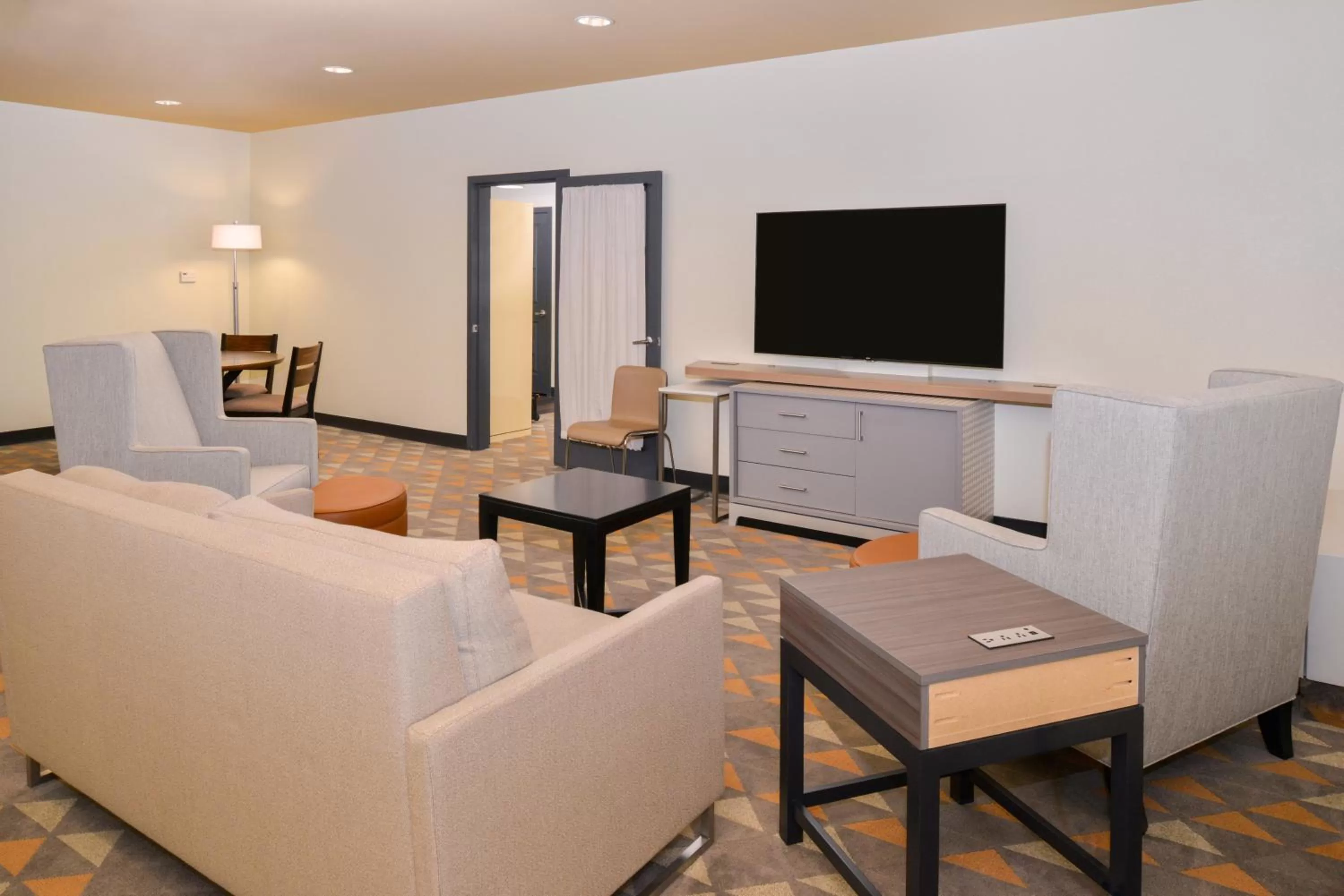 Photo of the whole room in Holiday Inn Kansas City Airport by IHG