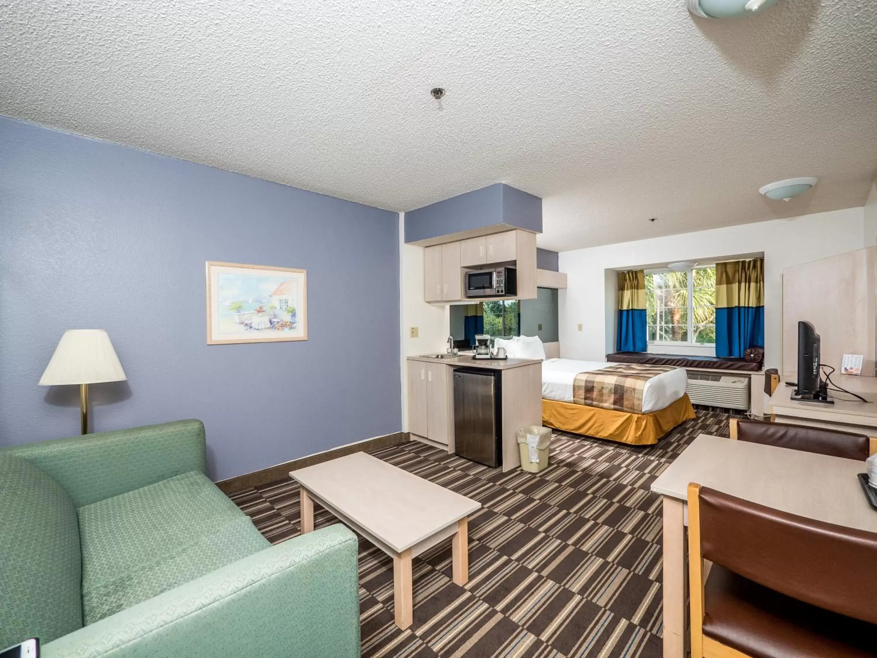 Kitchen or kitchenette, Seating Area in Microtel Inn & Suites by Wyndham Palm Coast I-95