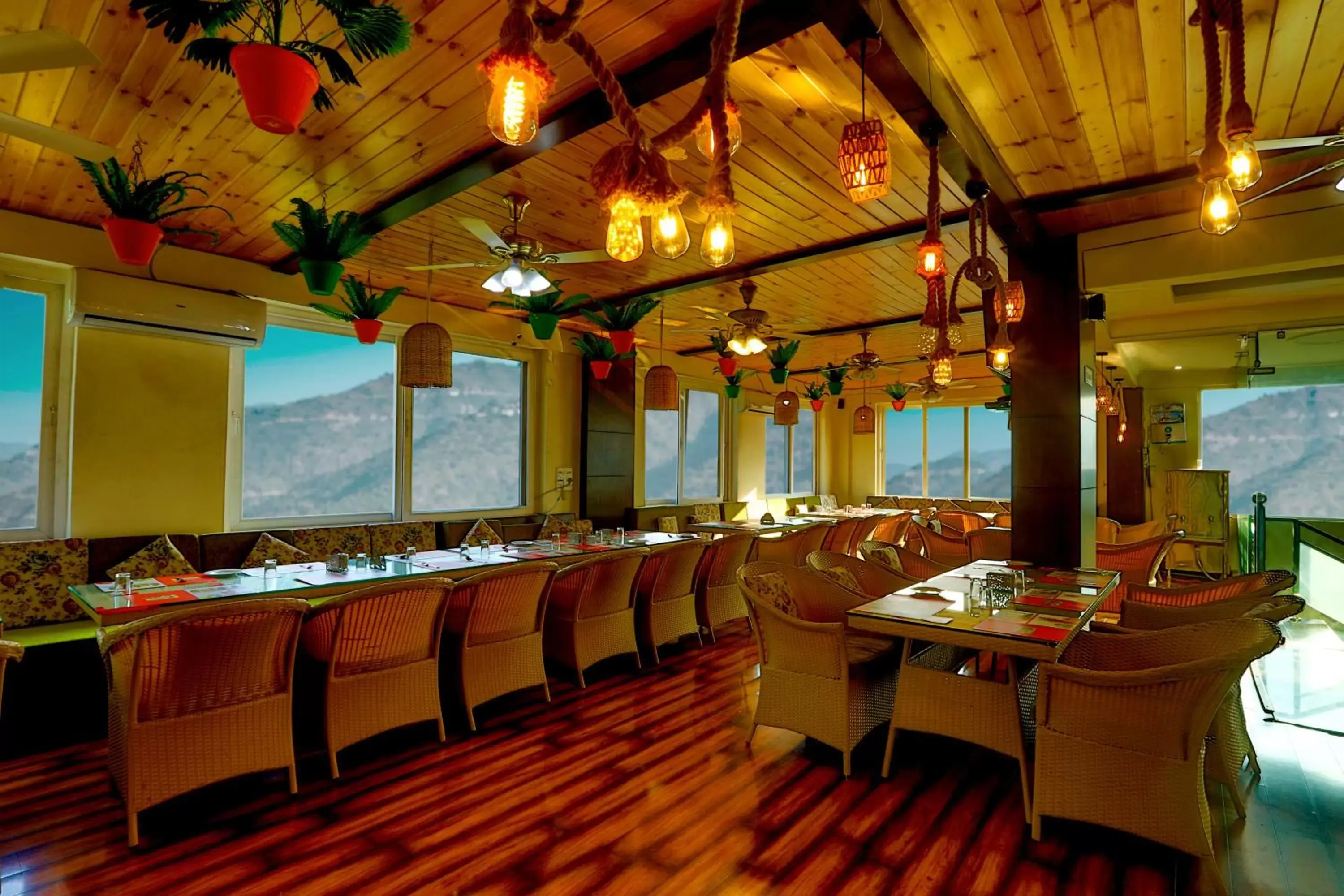 Staff, Restaurant/Places to Eat in Kamay The Grand Alova Staff, Restaurant/Places to Eat in Kamay The Grand Alova