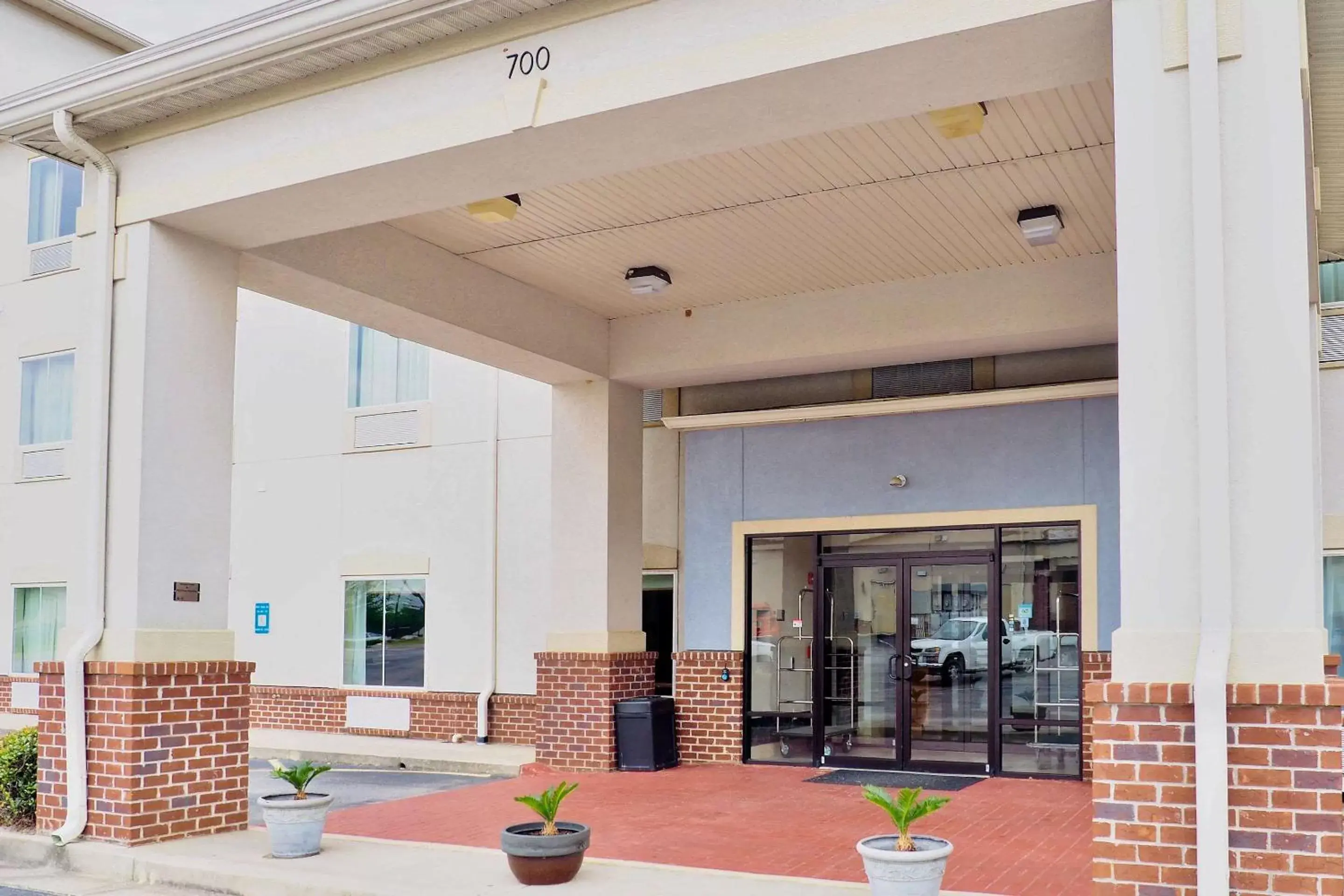 Property building in Econo Lodge