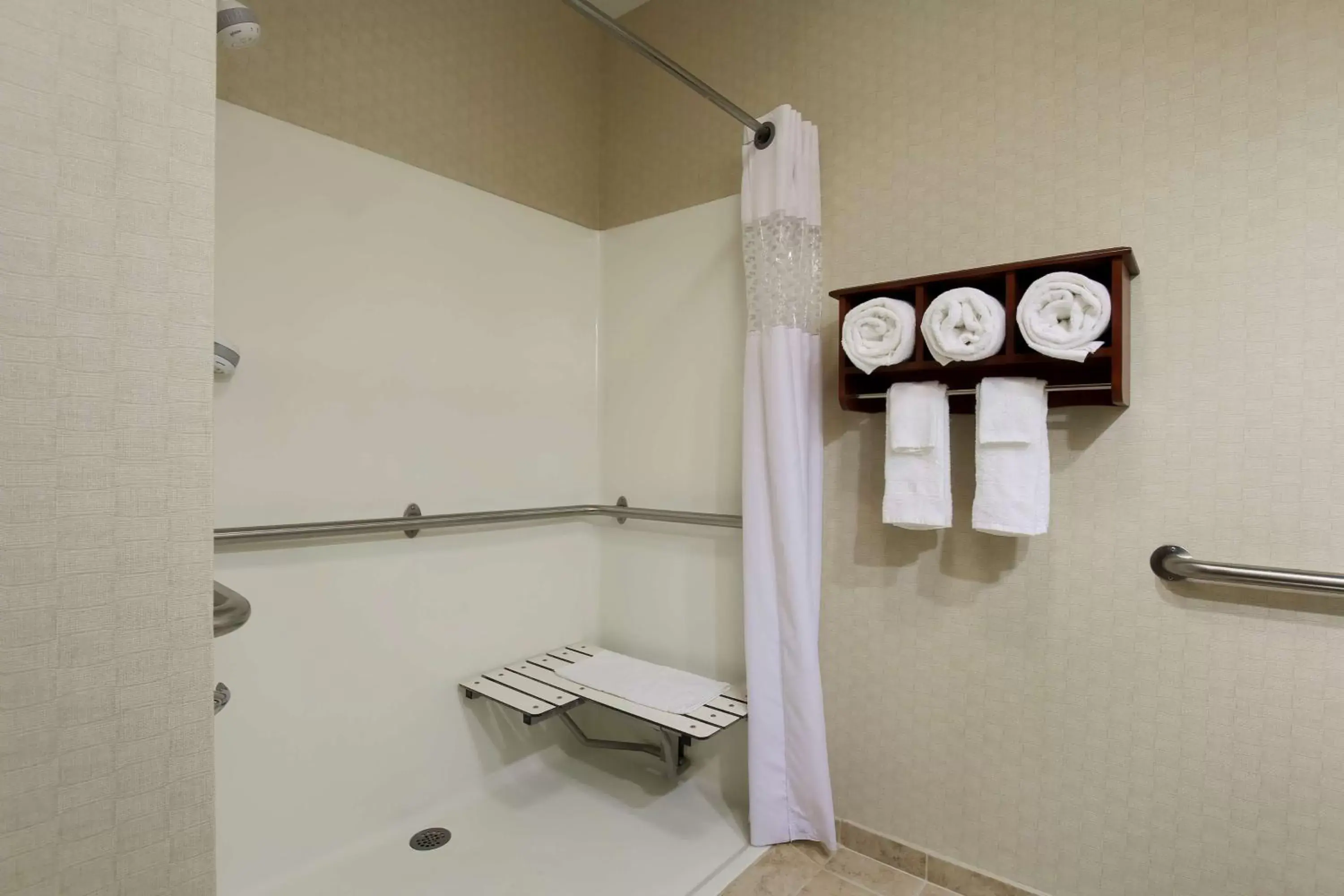 Bathroom in Hampton Inn St. Louis/Fairview Heights Bathroom in Hampton Inn St. Louis/Fairview Heights