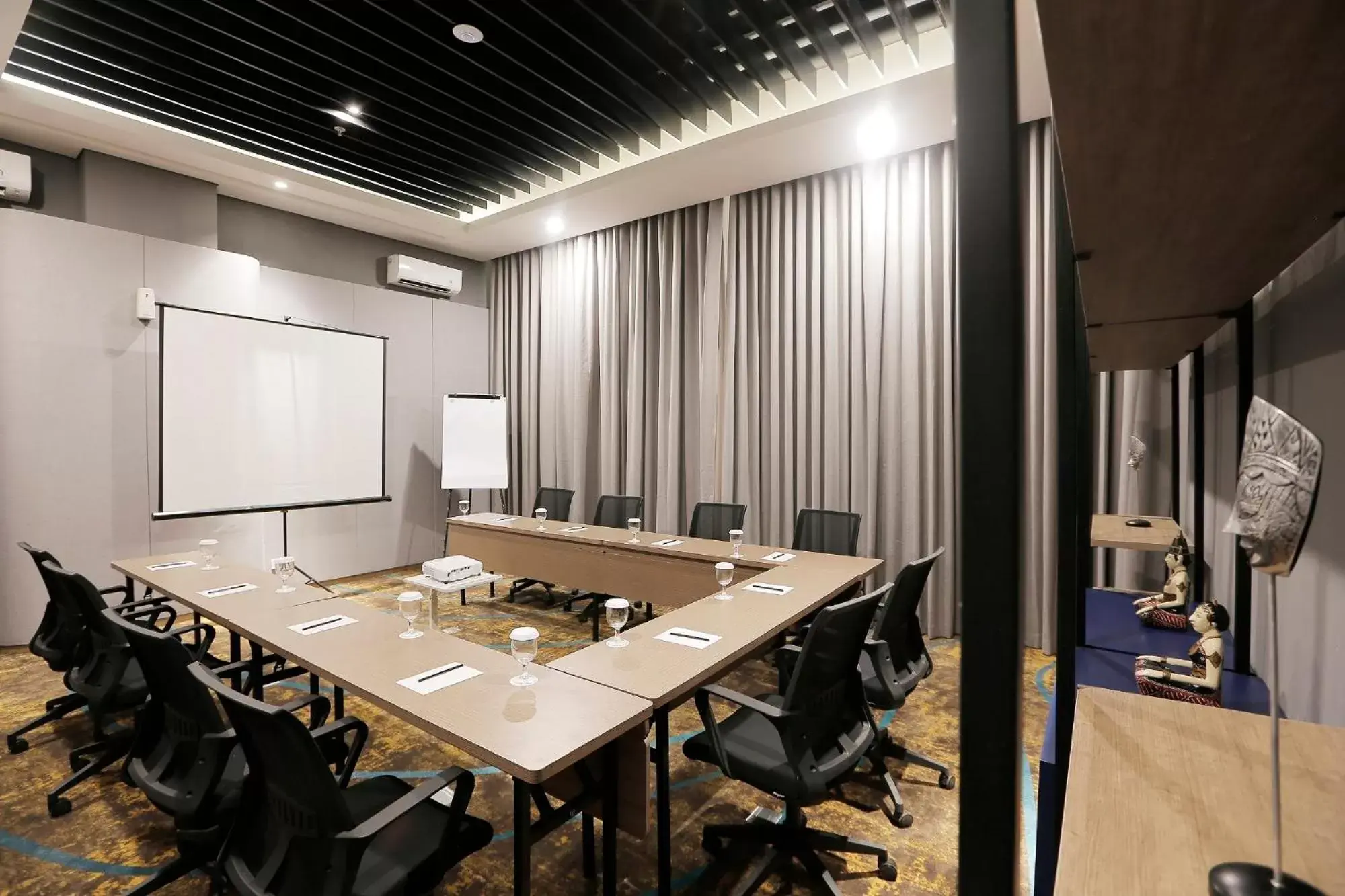 Meeting/conference room in Luminor Hotel Purwokerto By WH