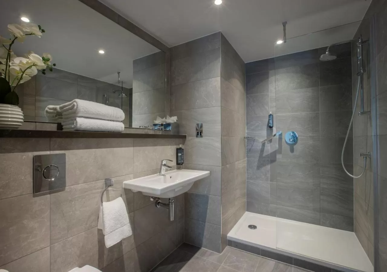 Shower in Clayton Hotel Chiswick