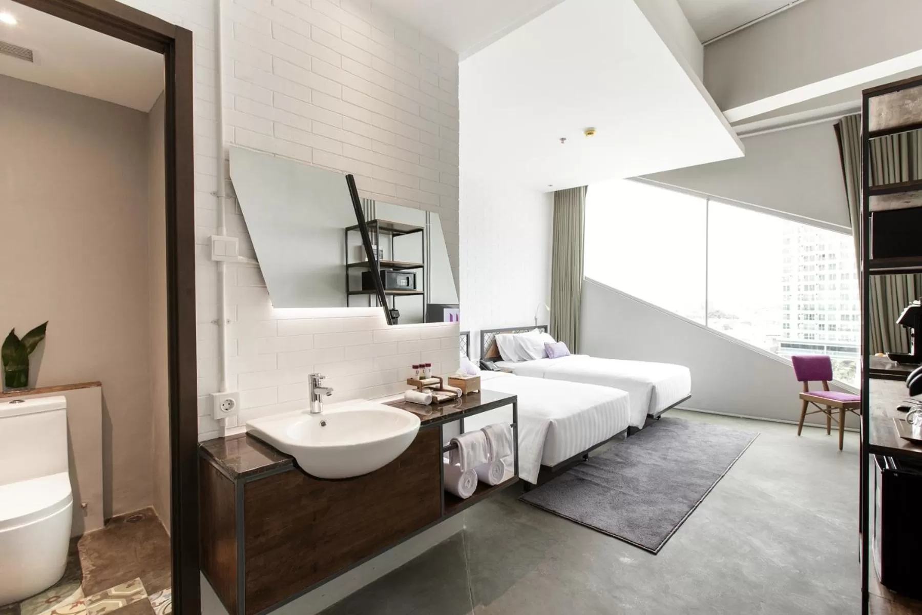 Photo of the whole room, Bed in Janevalla Bandung