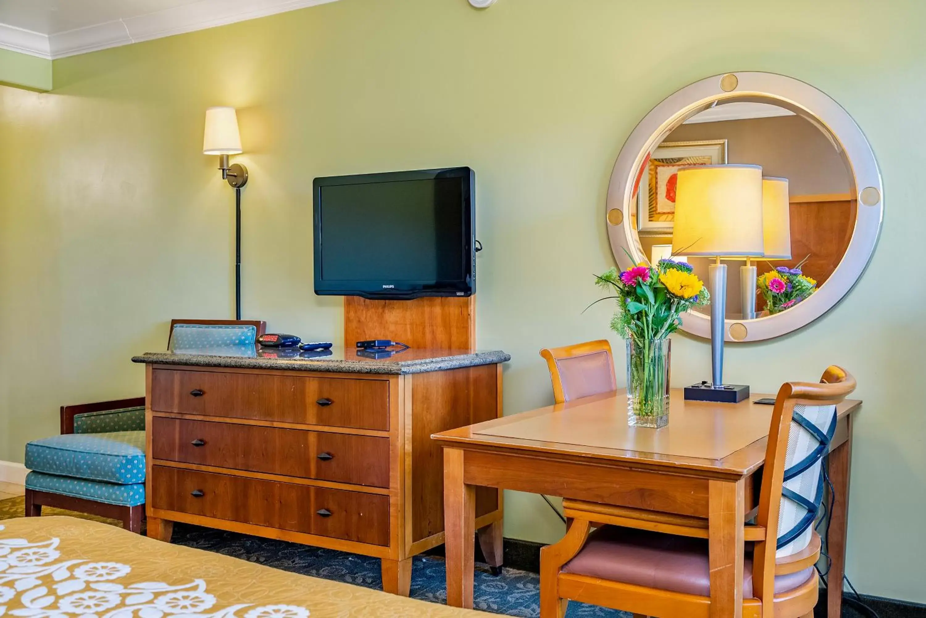 TV and multimedia, TV/Entertainment Center in Aloha Inn