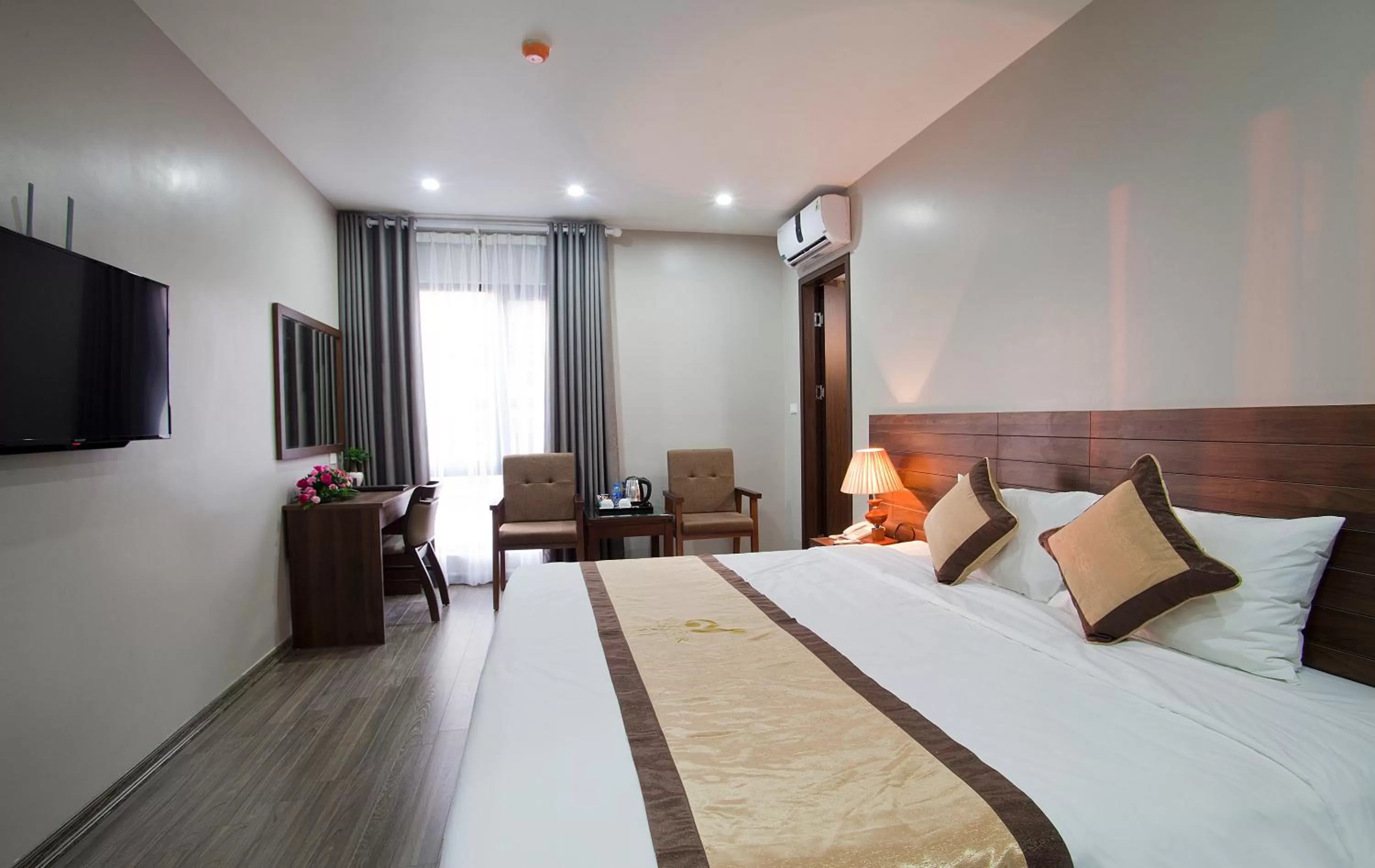 Bathroom, Bed in Victor Hanoi Hotel