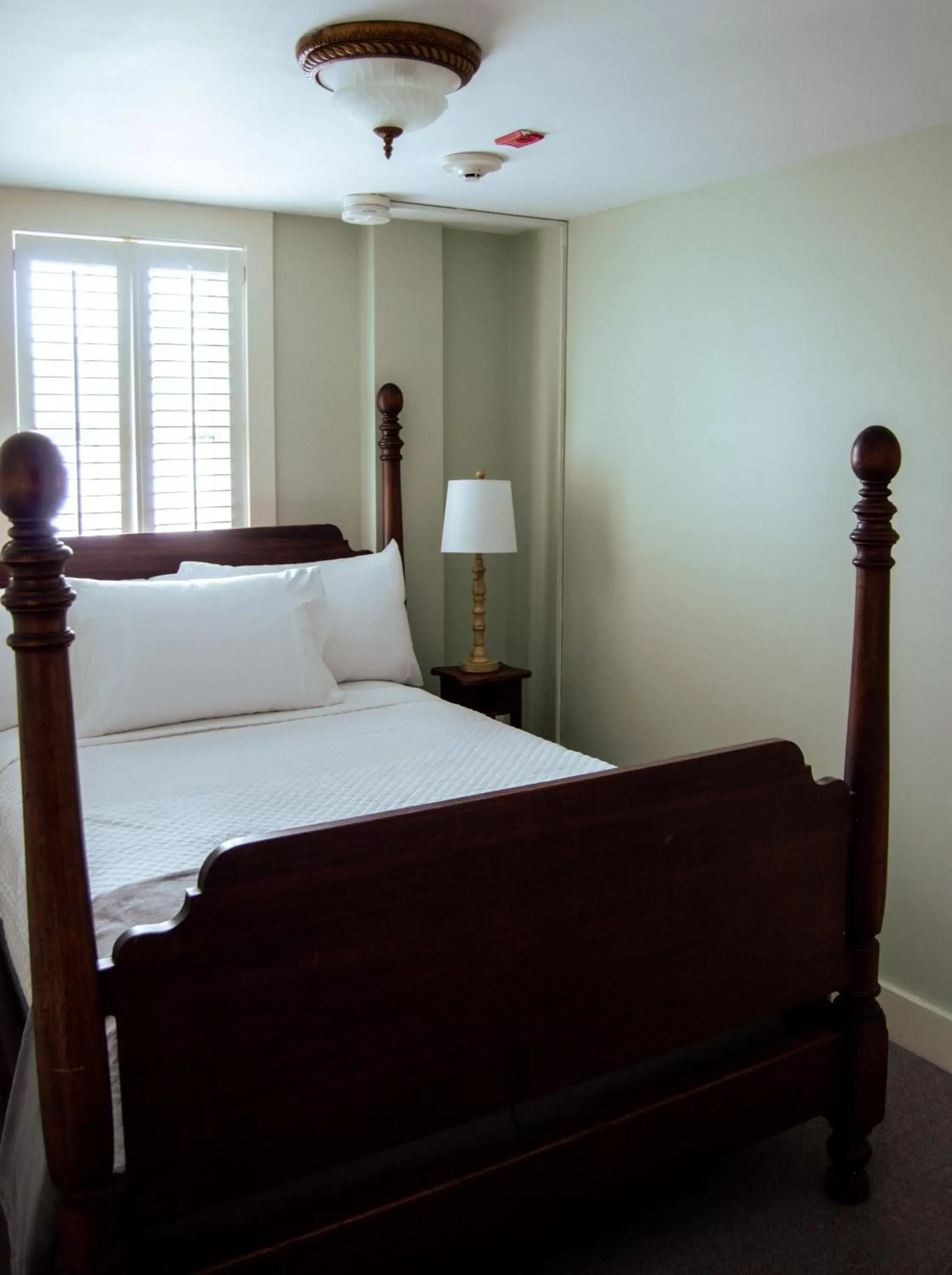 Bed in The General Stanton Inn