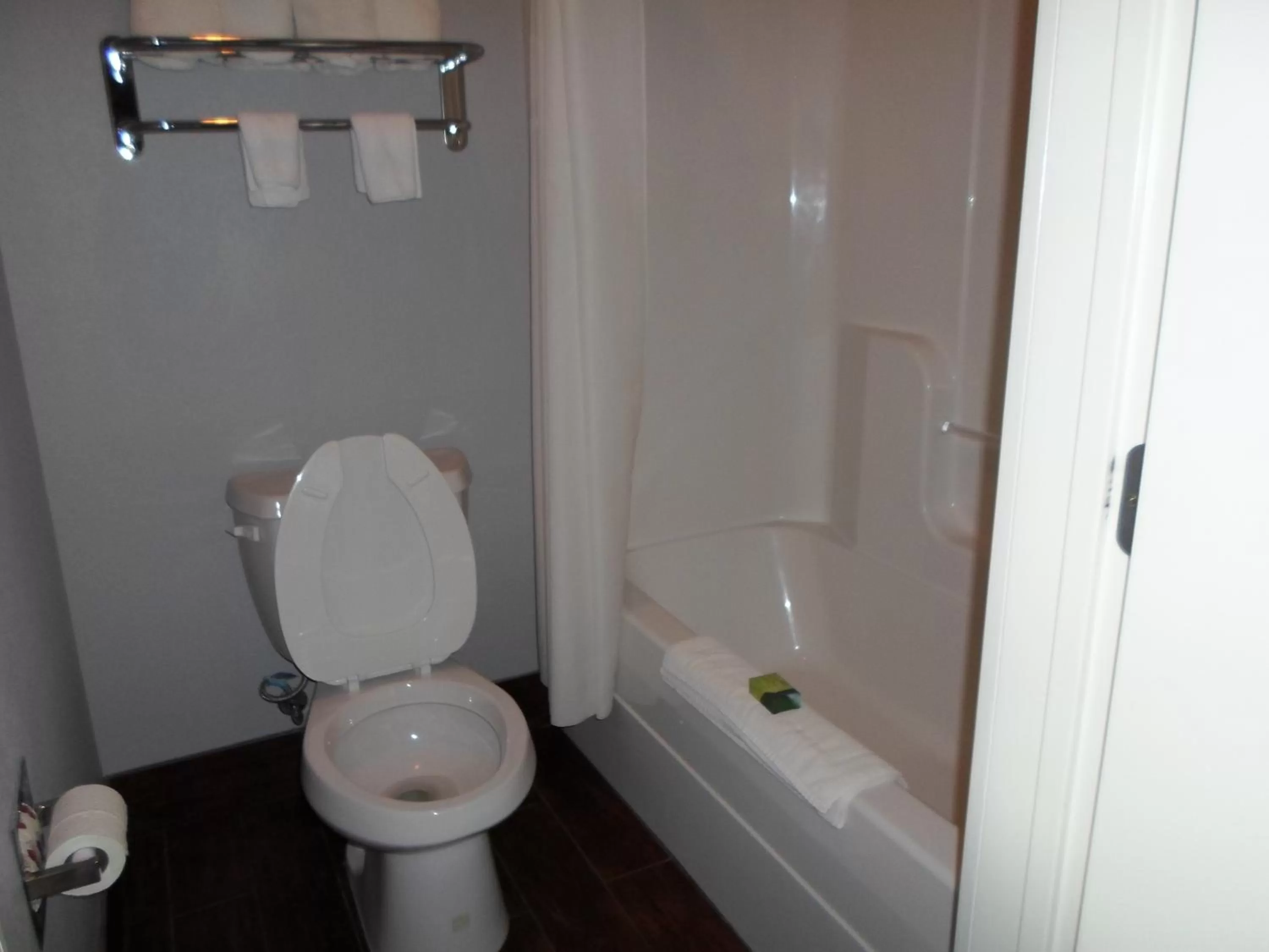 Bathroom in Studio 6-Beeville, TX