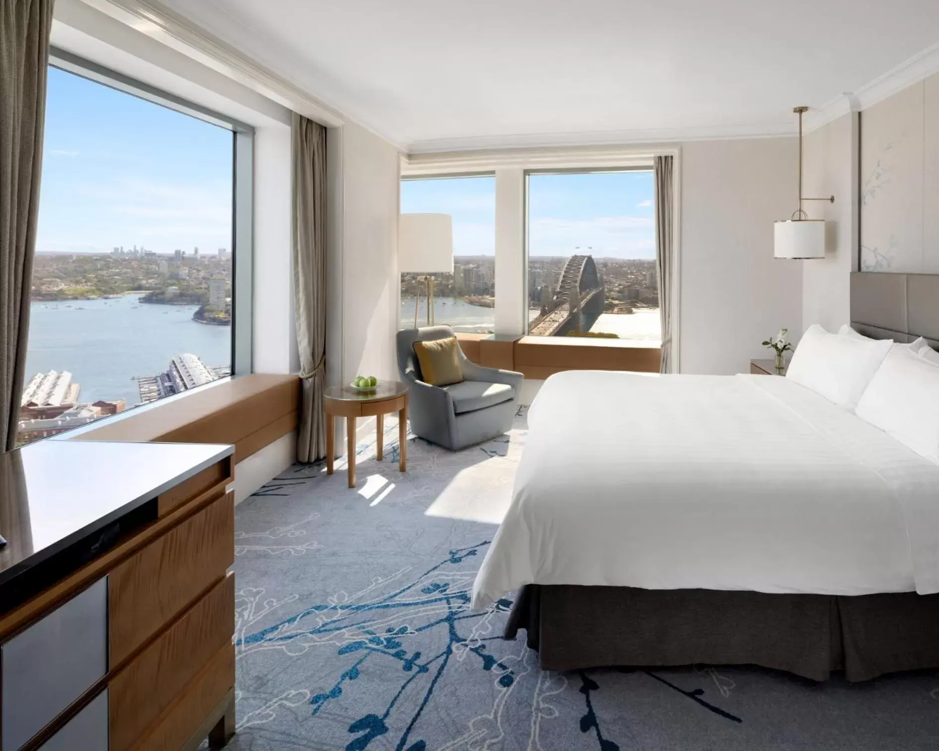 Bedroom in Shangri-La Sydney