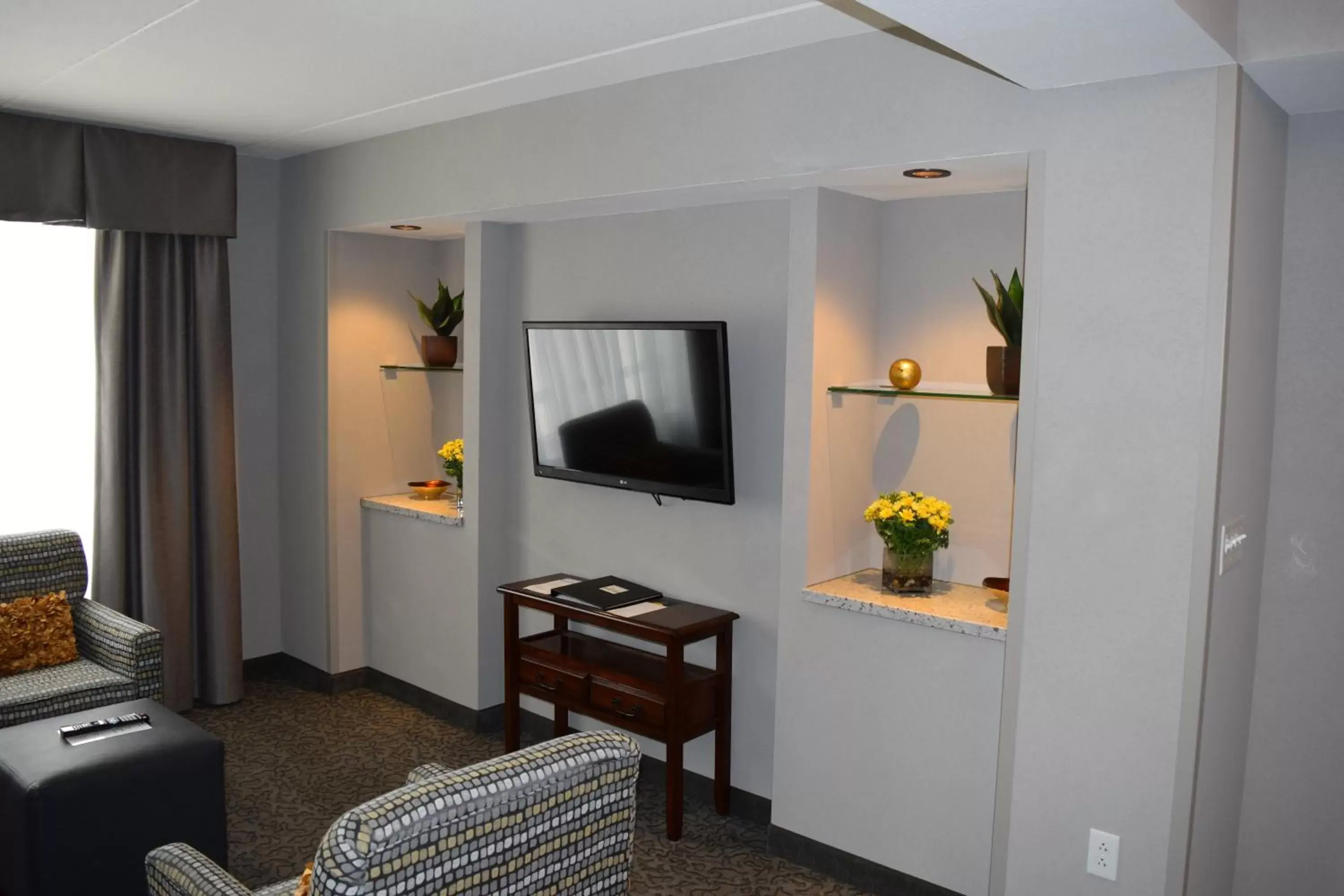 Bedroom, TV/Entertainment Center in Holiday Inn and Suites East Peoria, an IHG Hotel