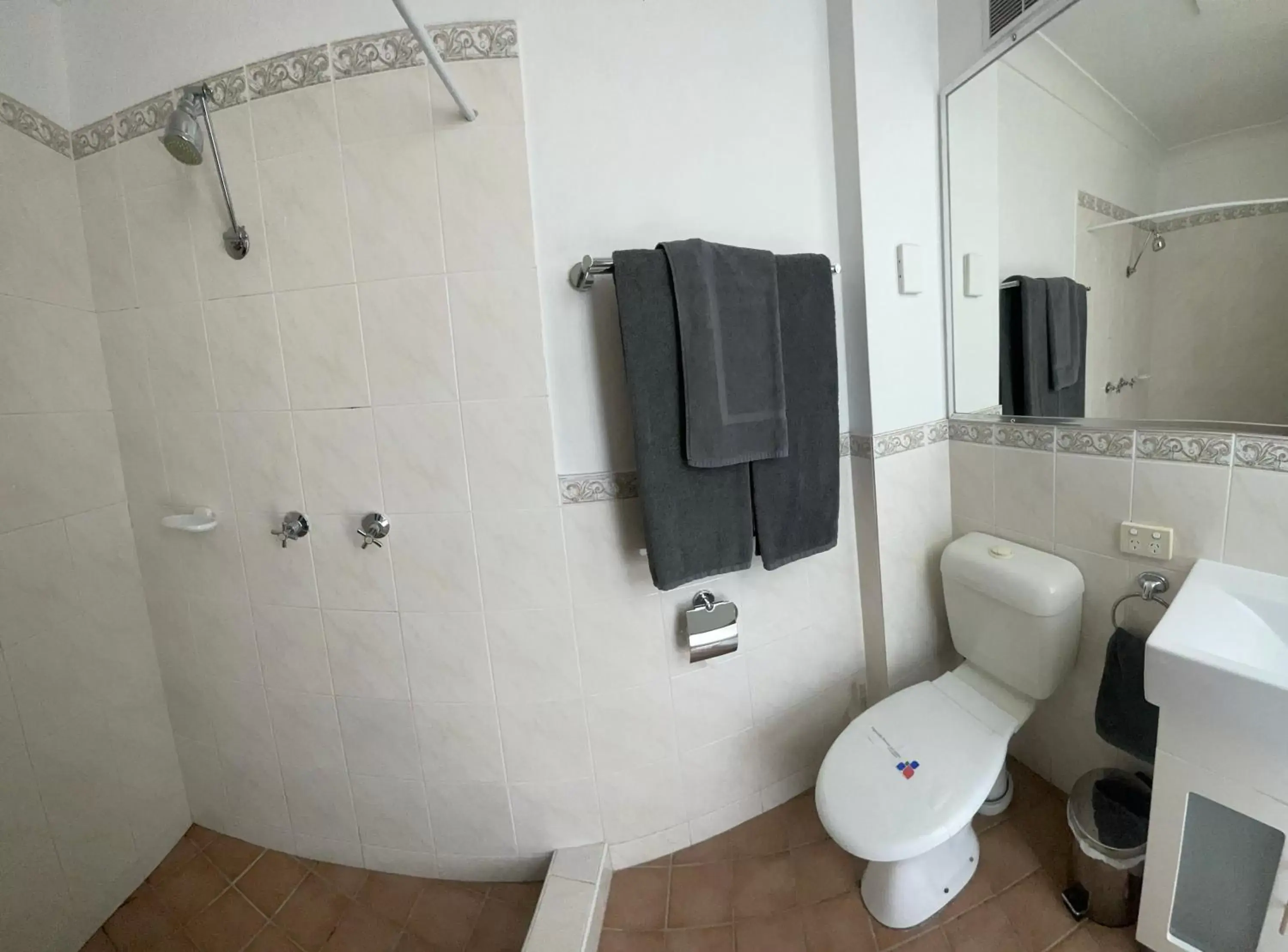 Bathroom in Goulburn Motor Inn