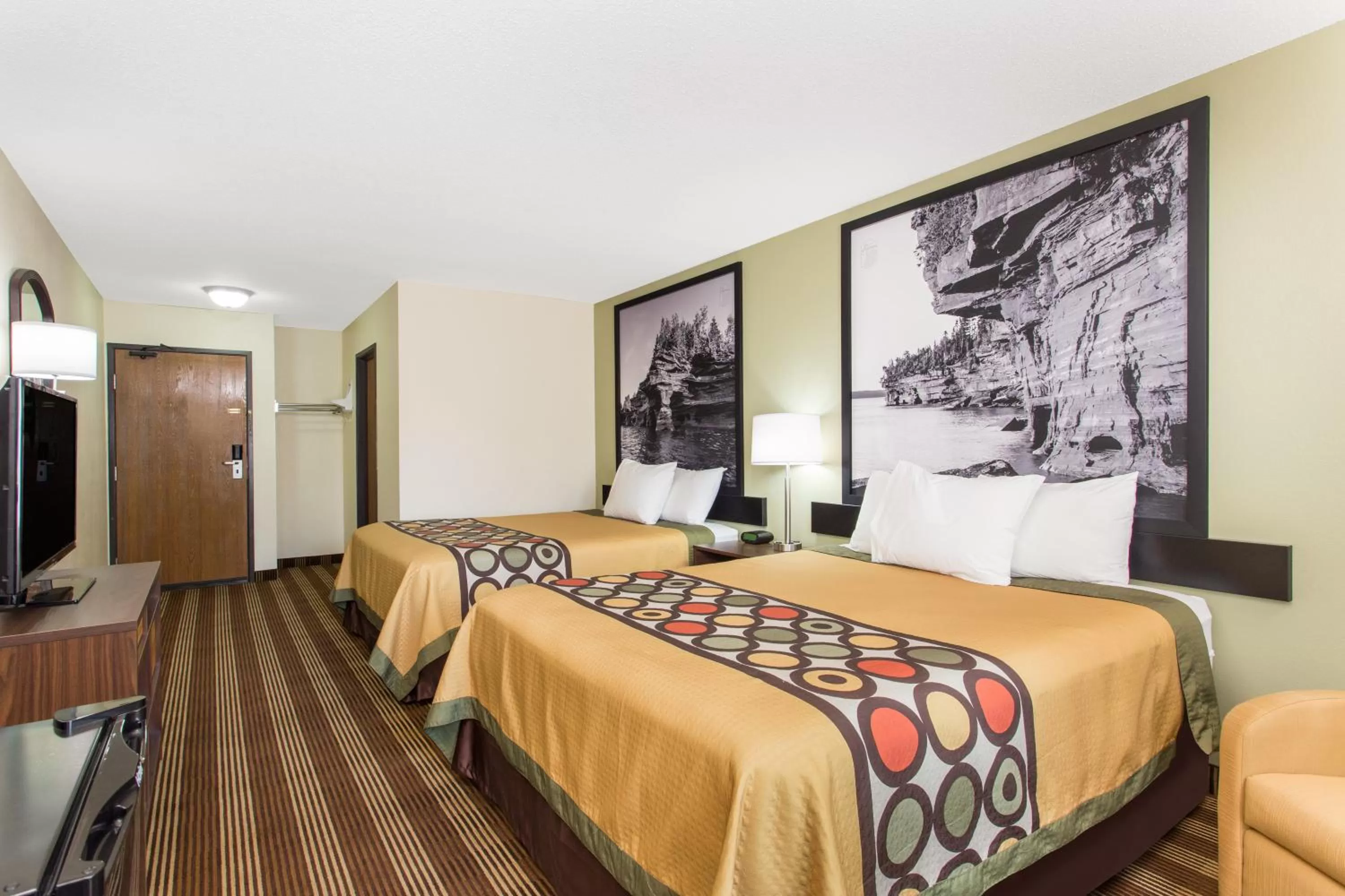 Photo of the whole room, Bed in Super 8 by Wyndham Eau Claire I-94