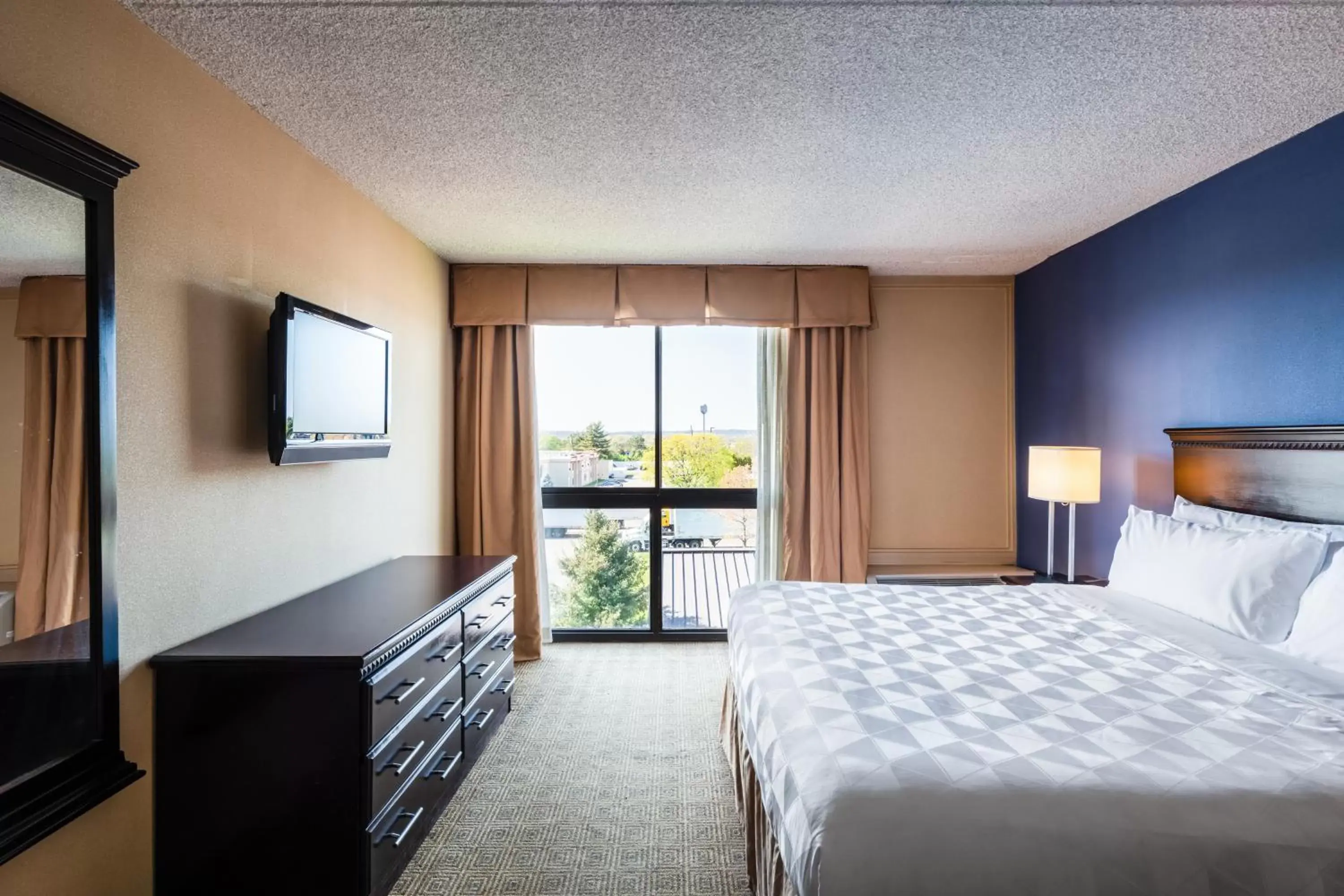 Bedroom in Holiday Inn South Plainfield-Piscataway, an IHG Hotel