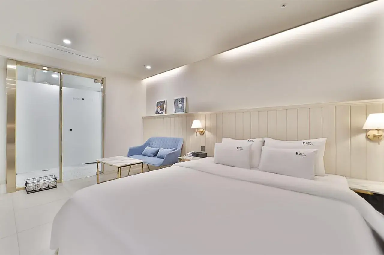 Bedroom, Bed in Hotel Palace Gyeongju