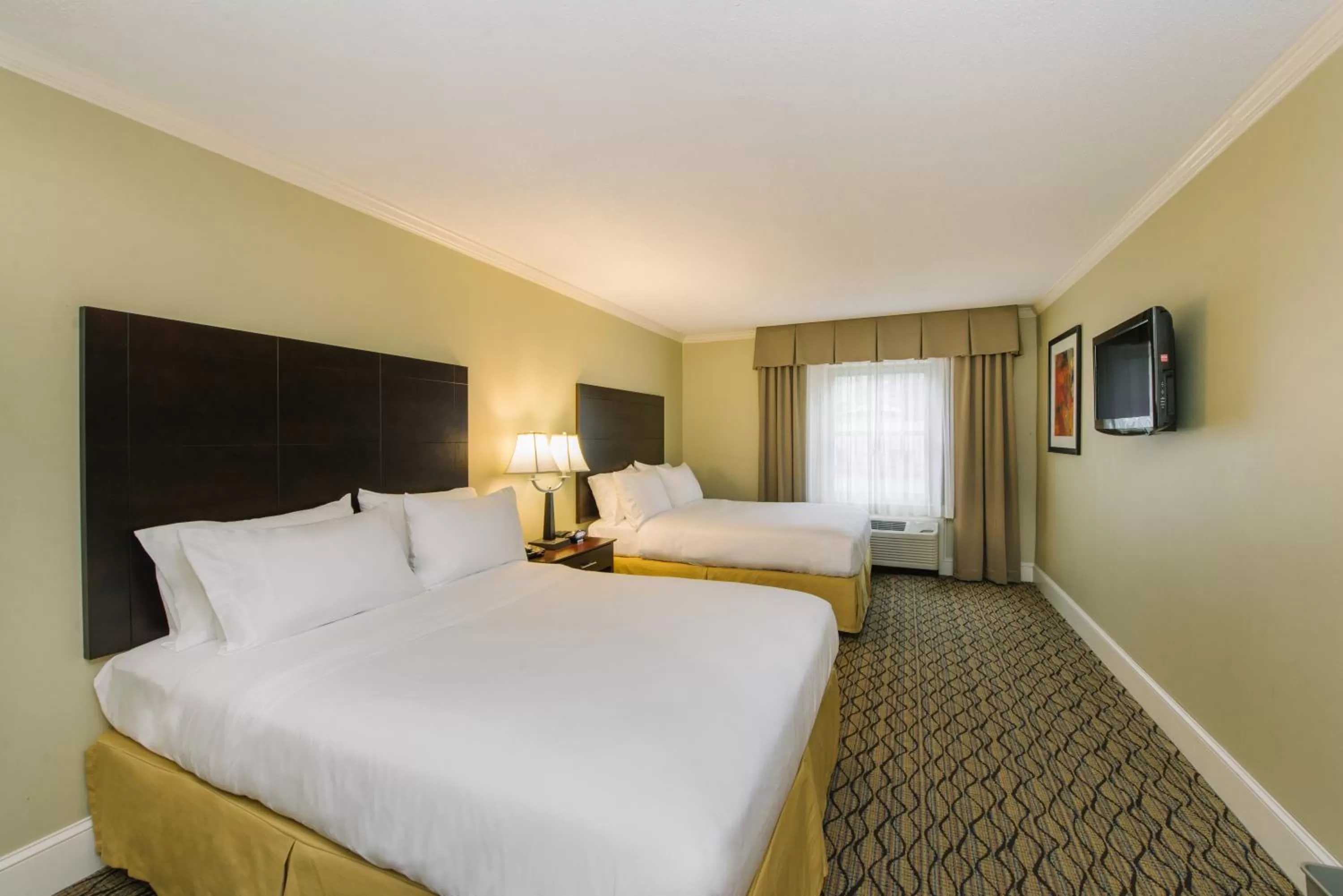 Photo of the whole room, Bed in Holiday Inn Express and Suites Merrimack by IHG