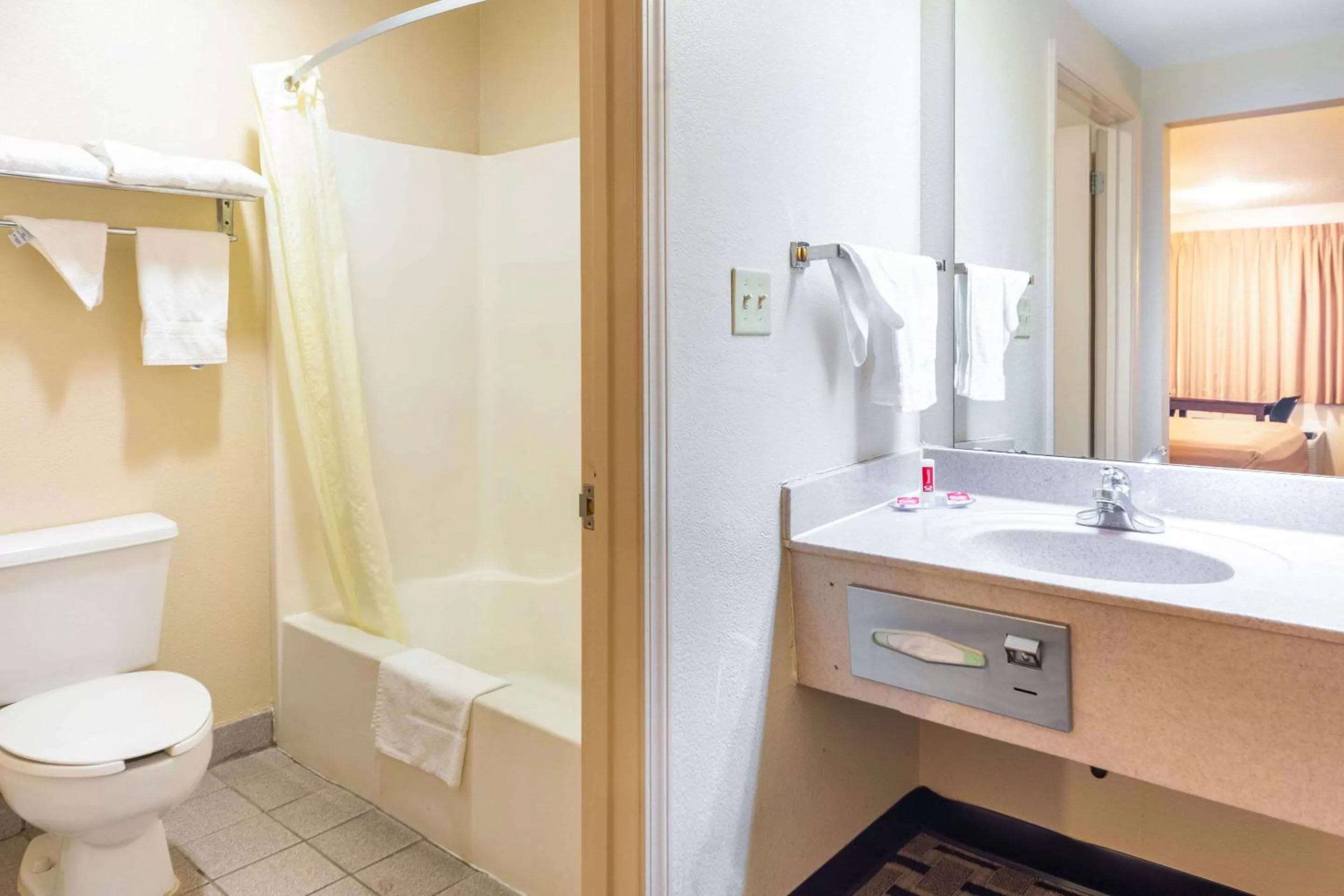 Bathroom in Econo Lodge Laurel