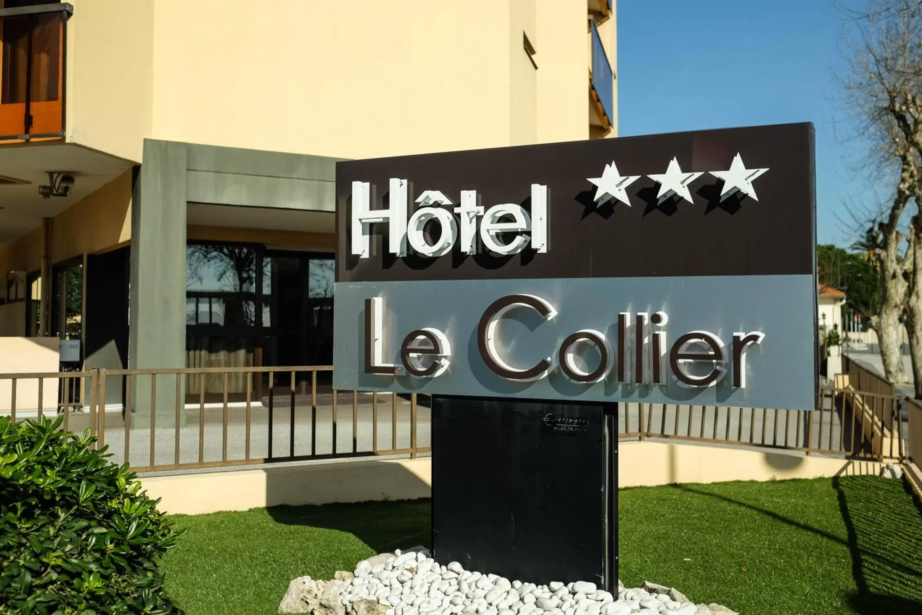 Facade/entrance, Property Building in Hôtel Le Collier