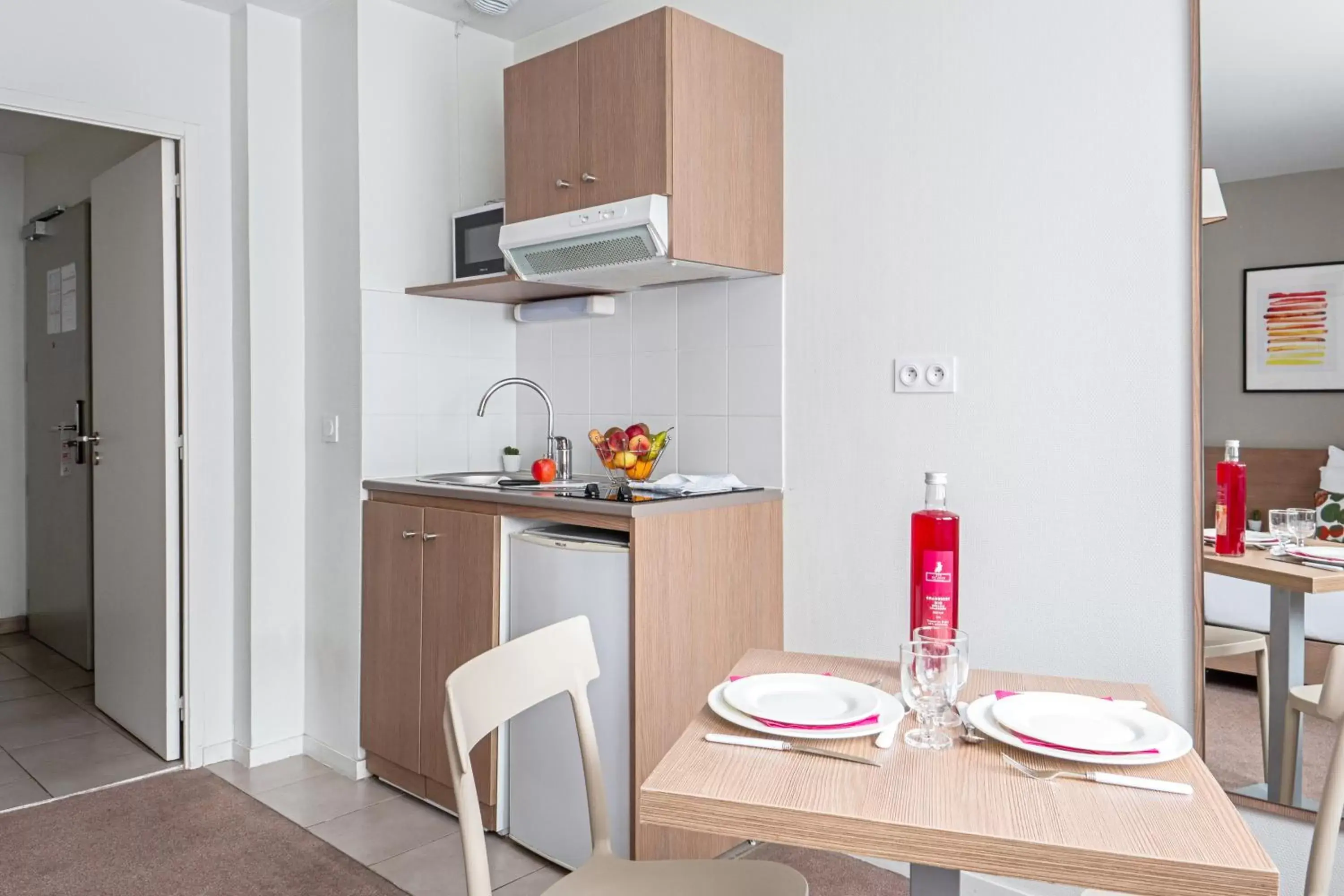 Kitchen or kitchenette, Dining Area in Appart'City Confort Orléans