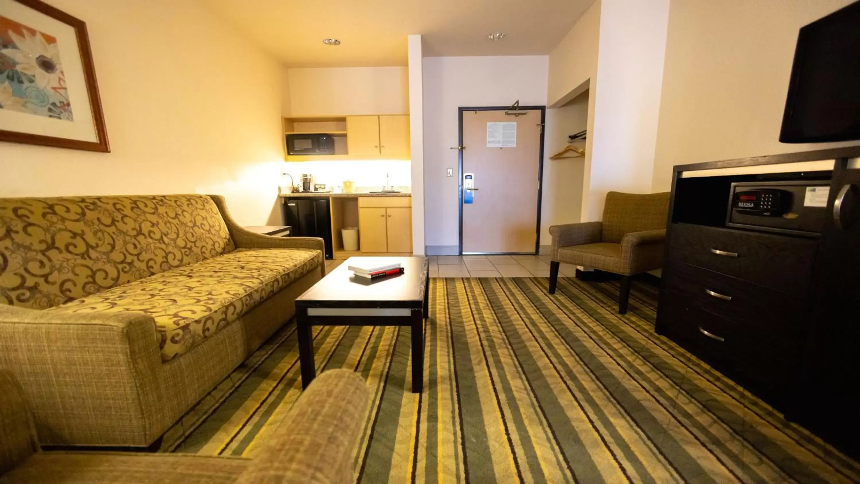 Photo of the whole room, Seating Area in Holiday Inn Express Berkeley, an IHG Hotel