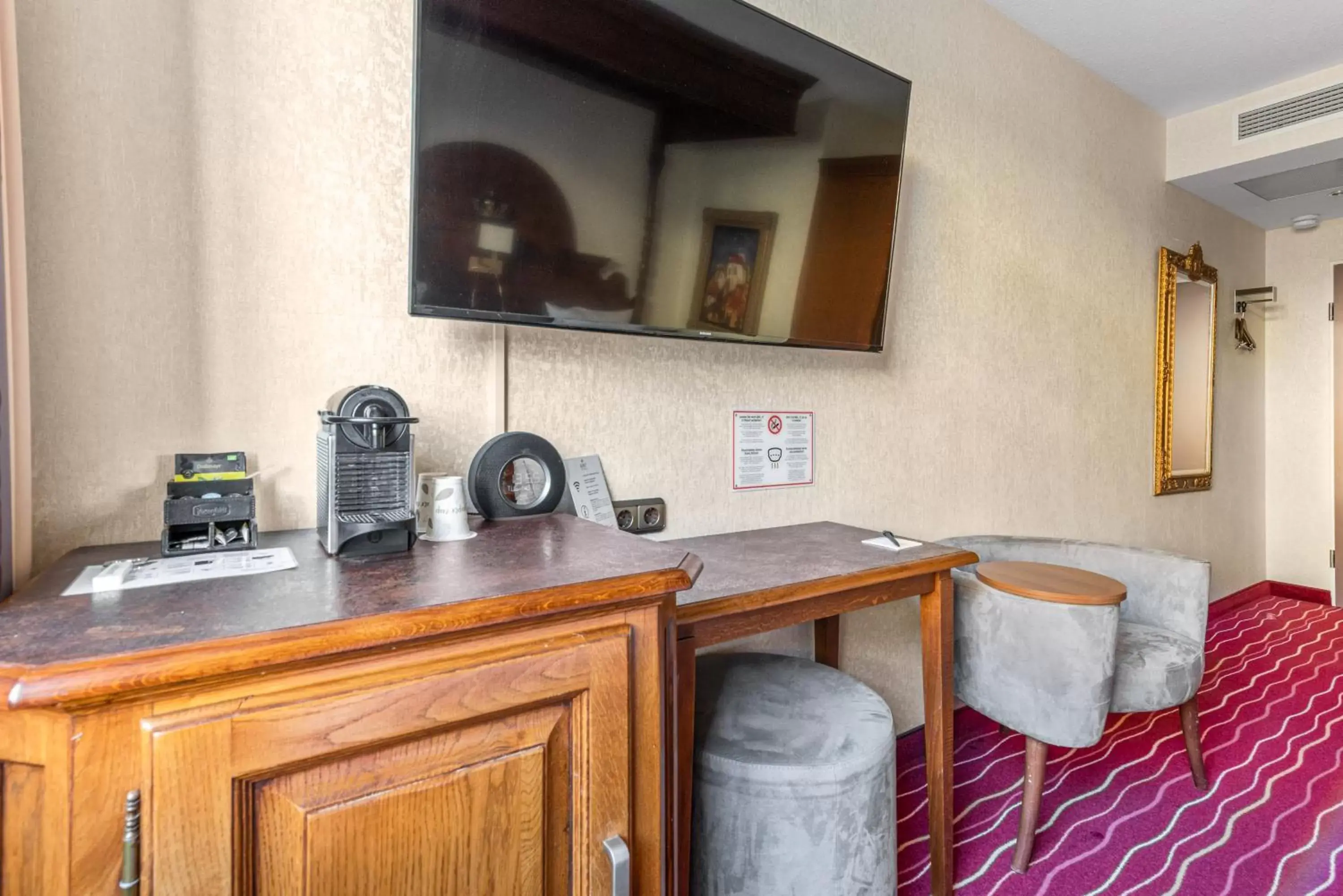 TV and multimedia, Kitchen/Kitchenette in King's Hotel First Class