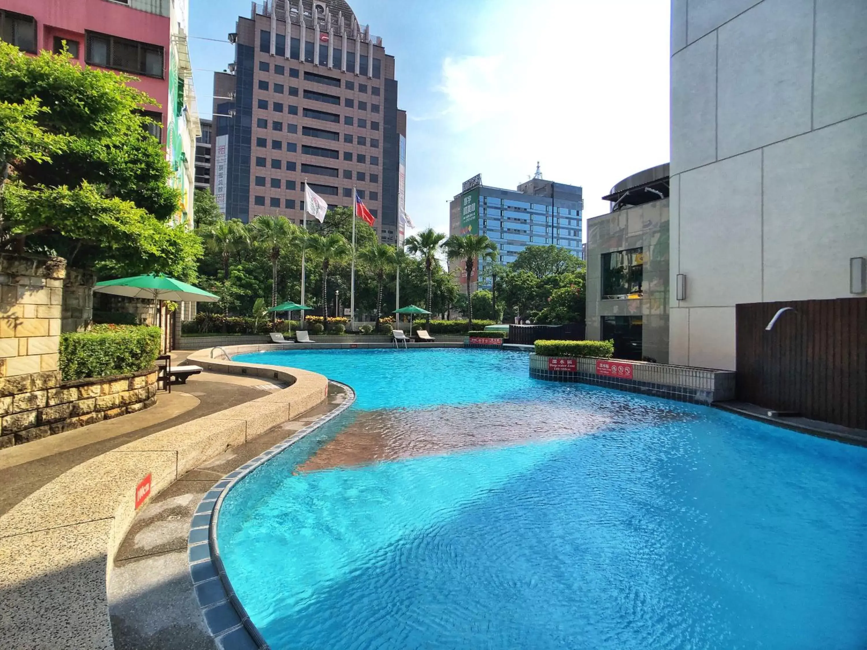 Swimming Pool in Evergreen Laurel Hotel - Taichung