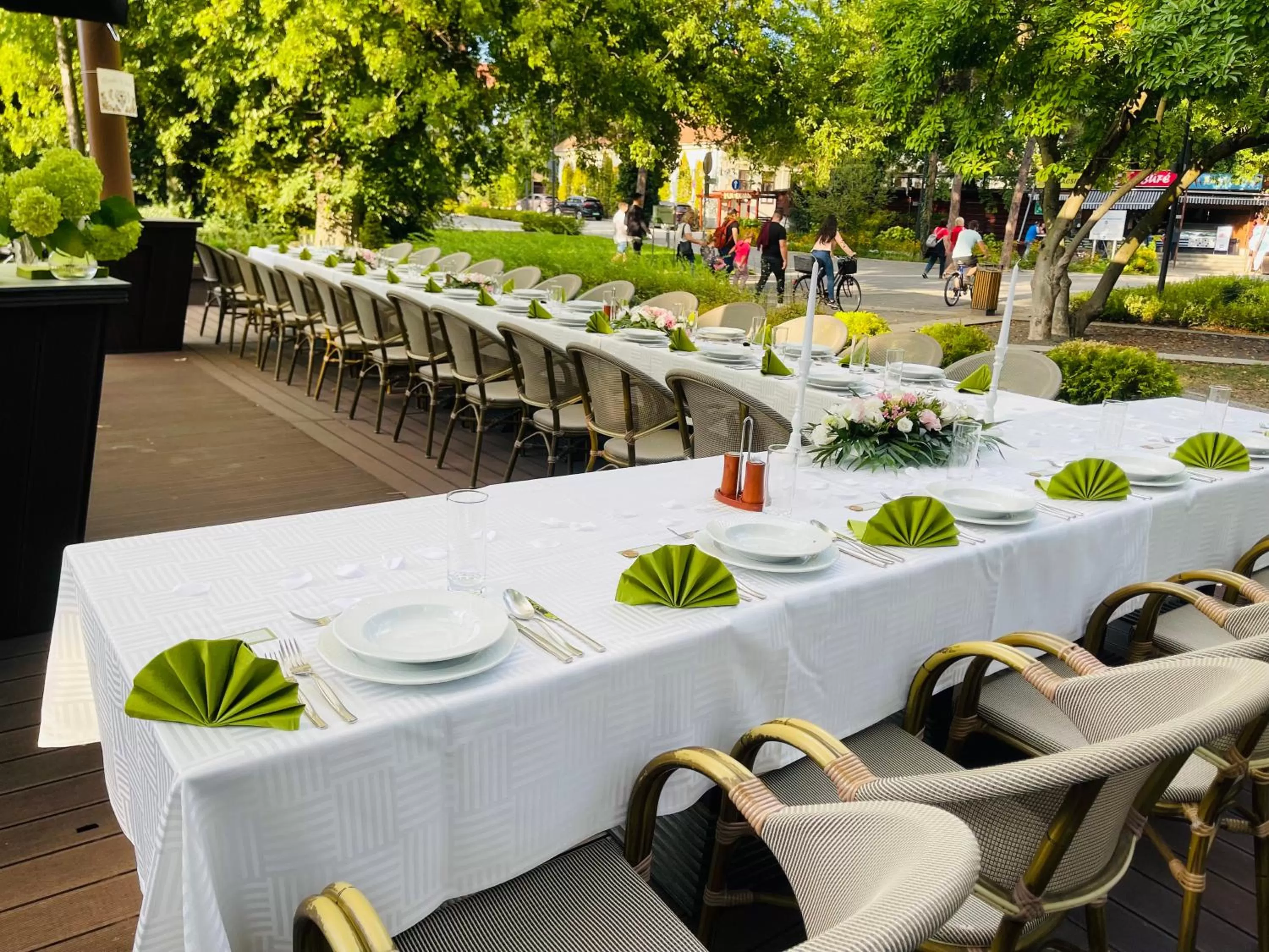 Restaurant/places to eat in Villa Hotel